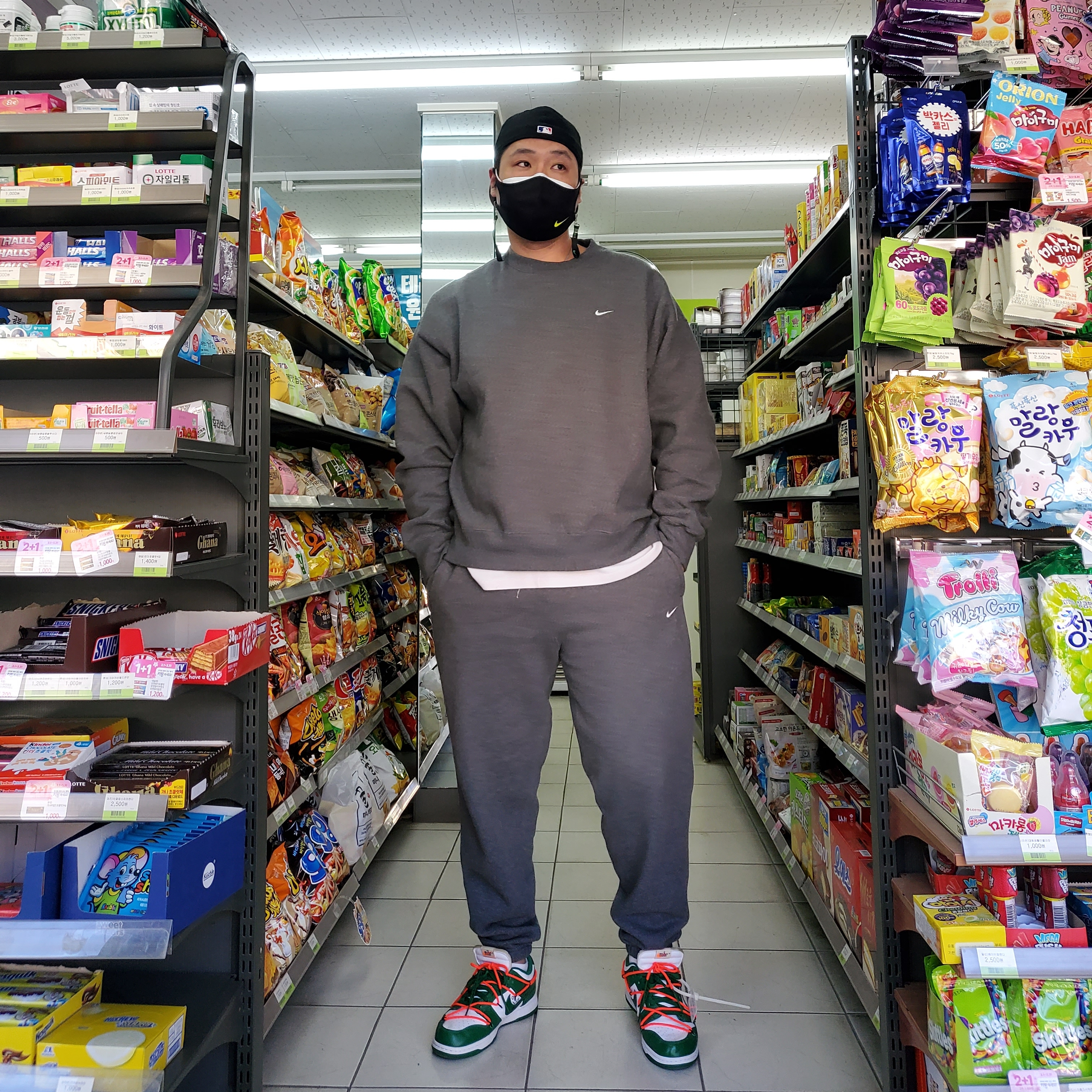 Nike x Off-White Dunk Low Pine Green, Nike M NRG Sweatpants Wash Charcoal Heather White 착용 스타일 - 2