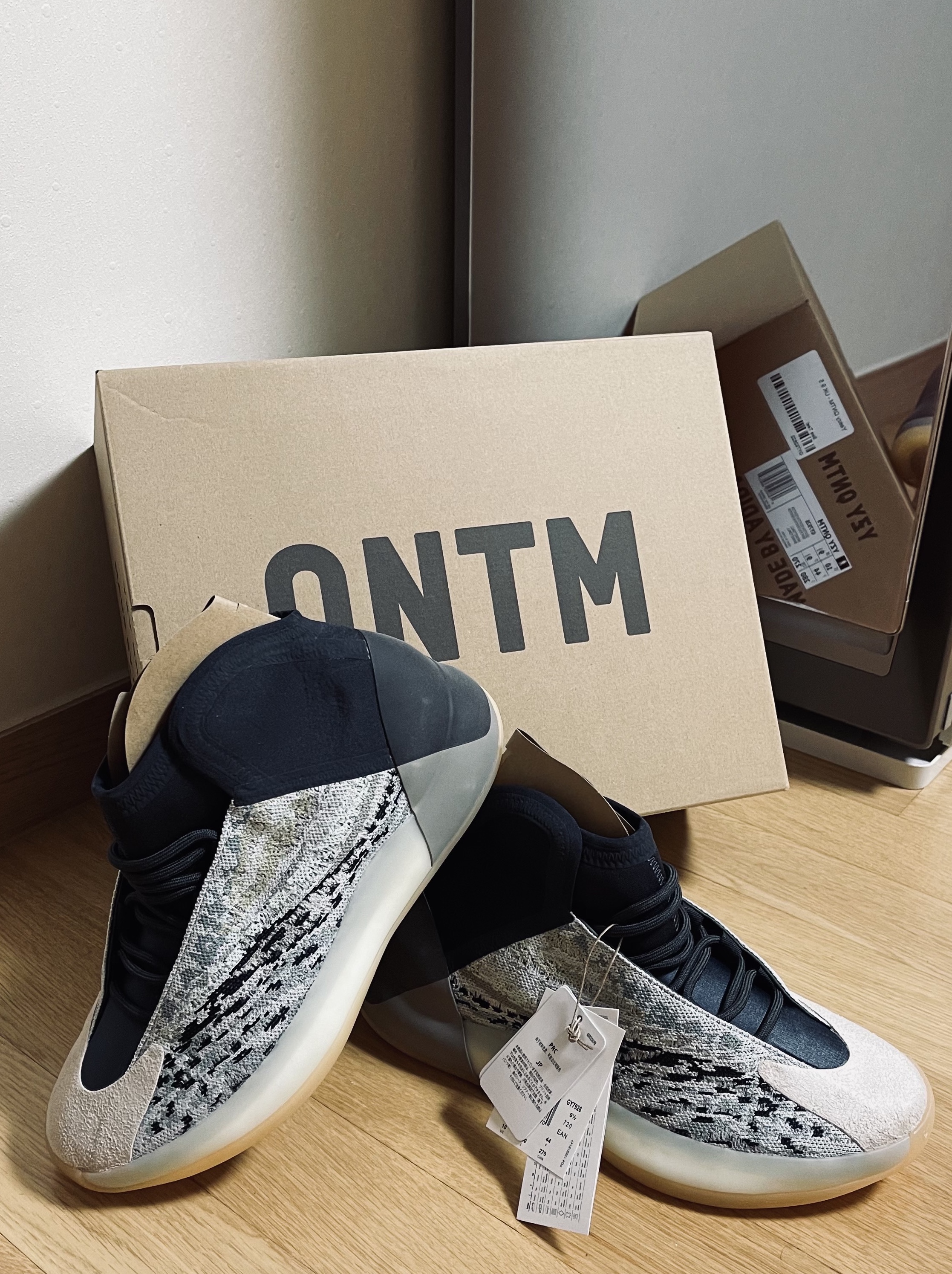 Adidas Yeezy QNTM Sea Teal 착용 스타일