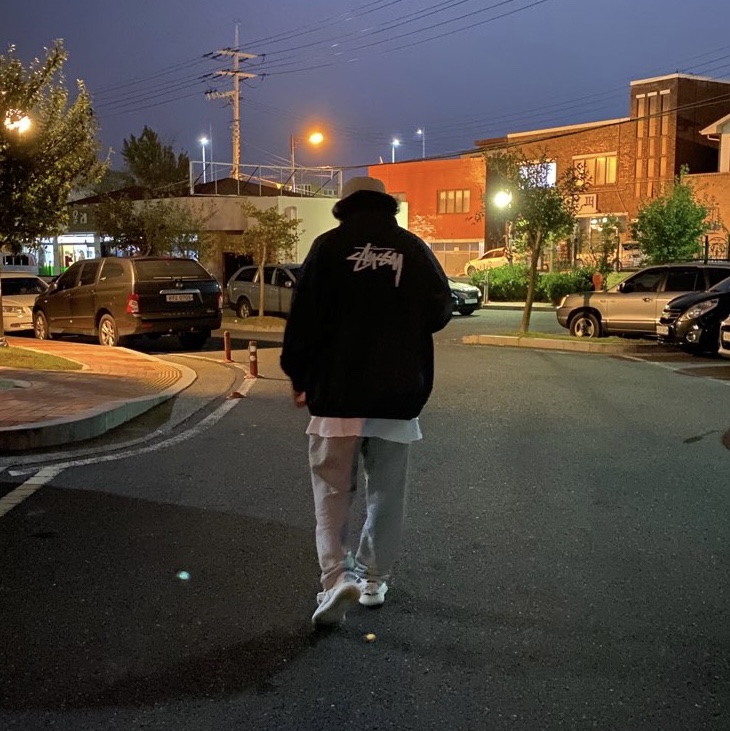 Nike x Stussy Windrunner Jacket Off Noir, Adidas Yeezy Boost 350 V2 Zebra 2017/2019/2020 착용 스타일