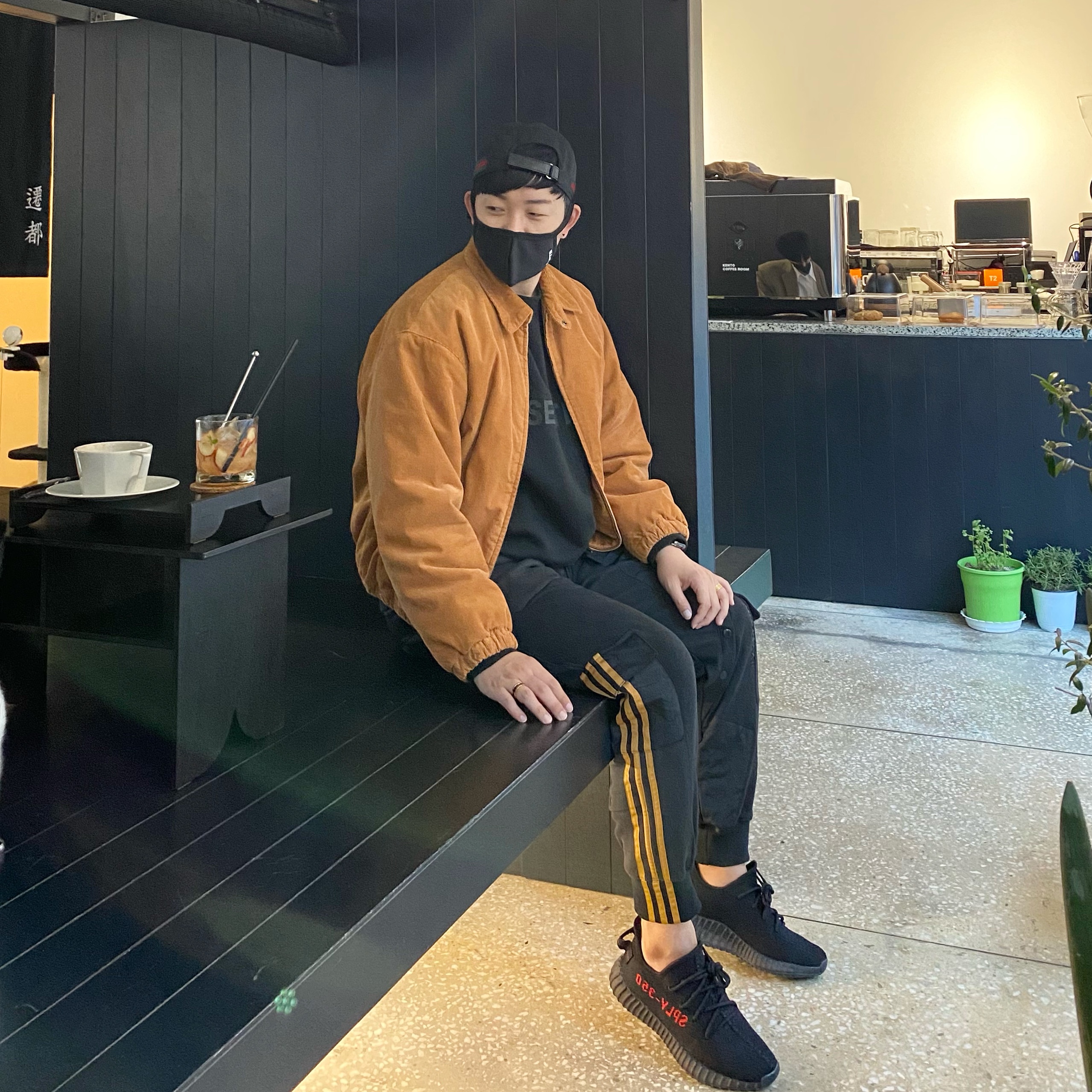 Adidas Yeezy Boost 350 V2 Black Red 2020 착용 스타일