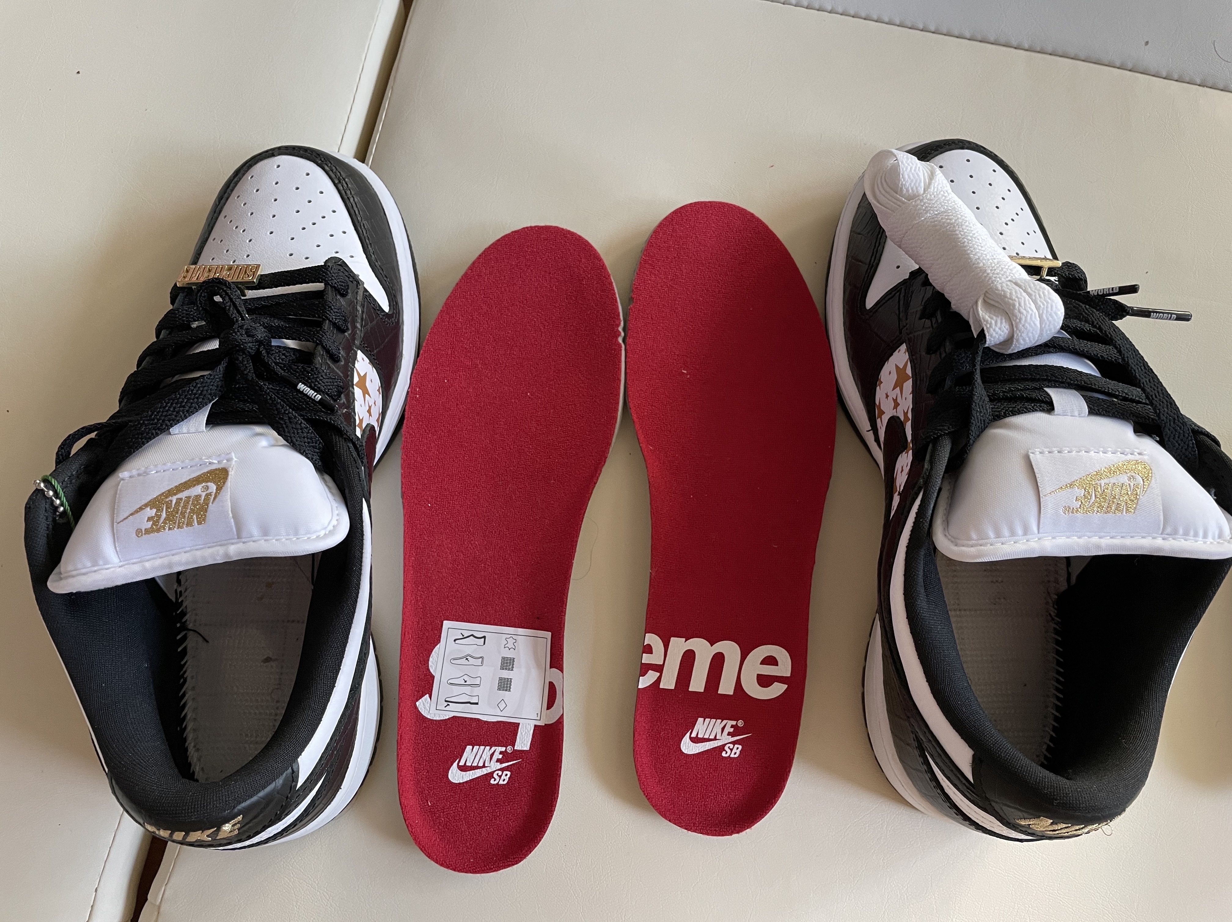 Nike x Supreme SB Dunk Low Black 착용 스타일 - 1