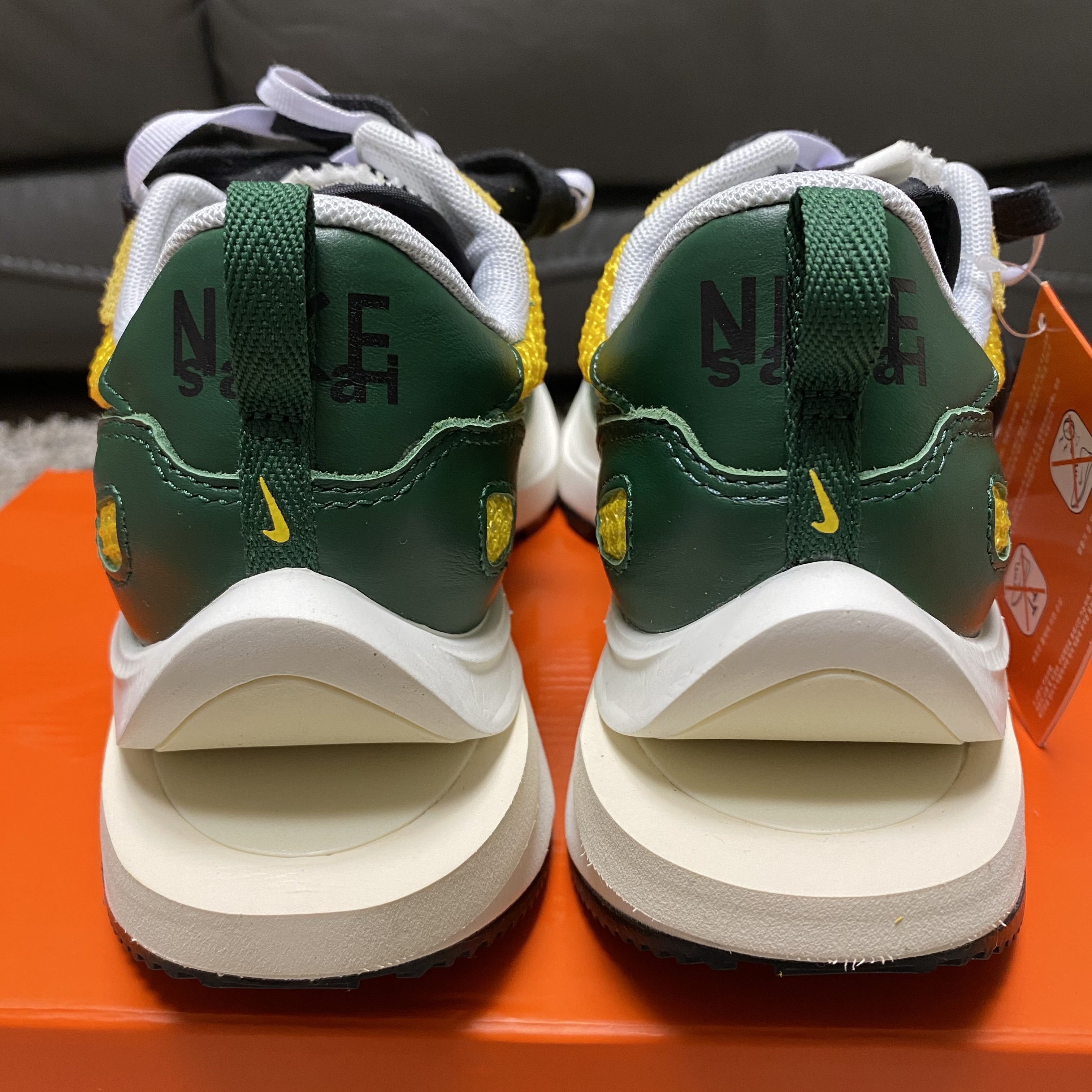 Nike x Sacai VaporWaffle Tour Yellow & Gorge Green Sail 착용 스타일 - 4