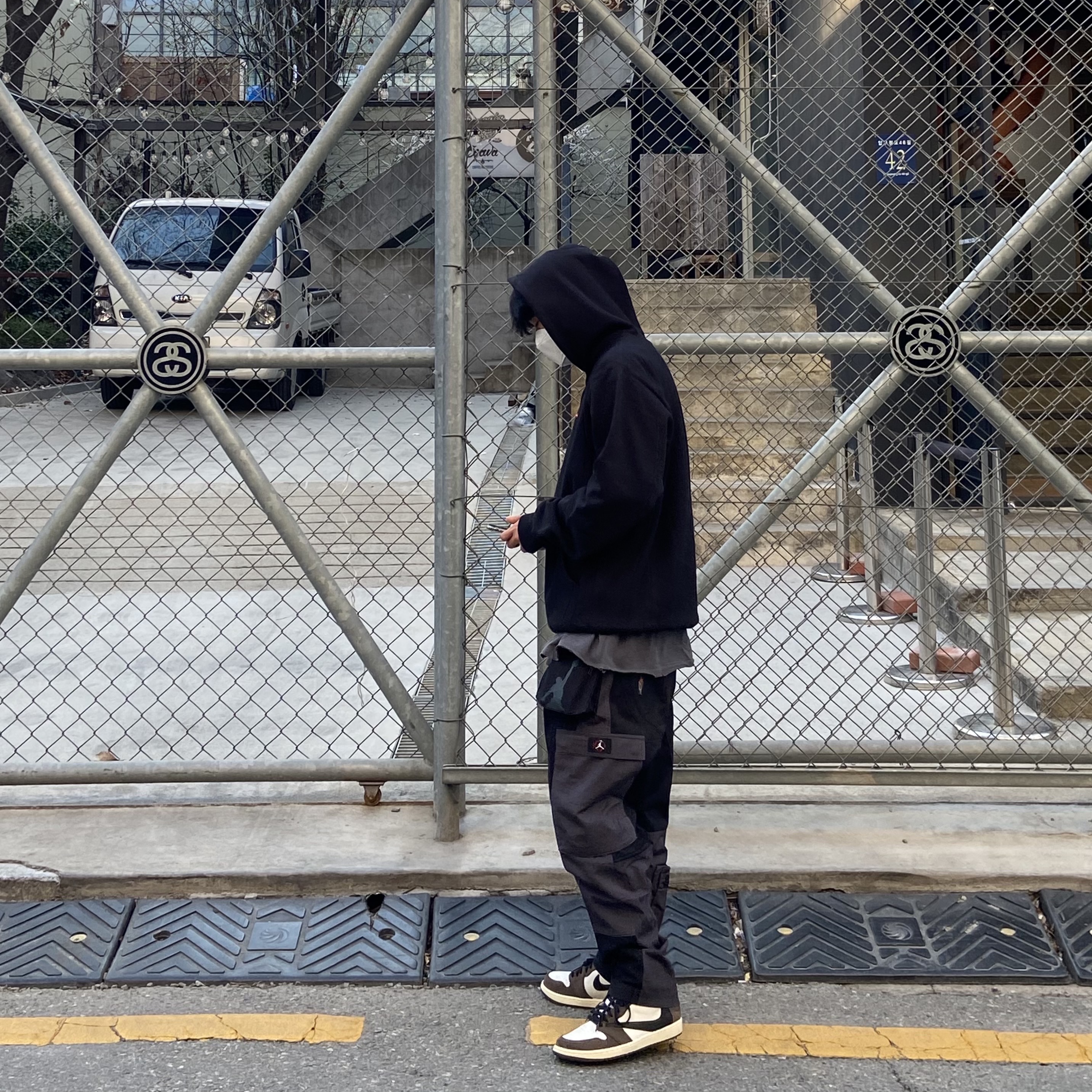 Jordan x Travis Scott Cargo Pants Black, Jordan 1 x Travis Scott Retro High OG SP Mocha 착용 스타일 - 1