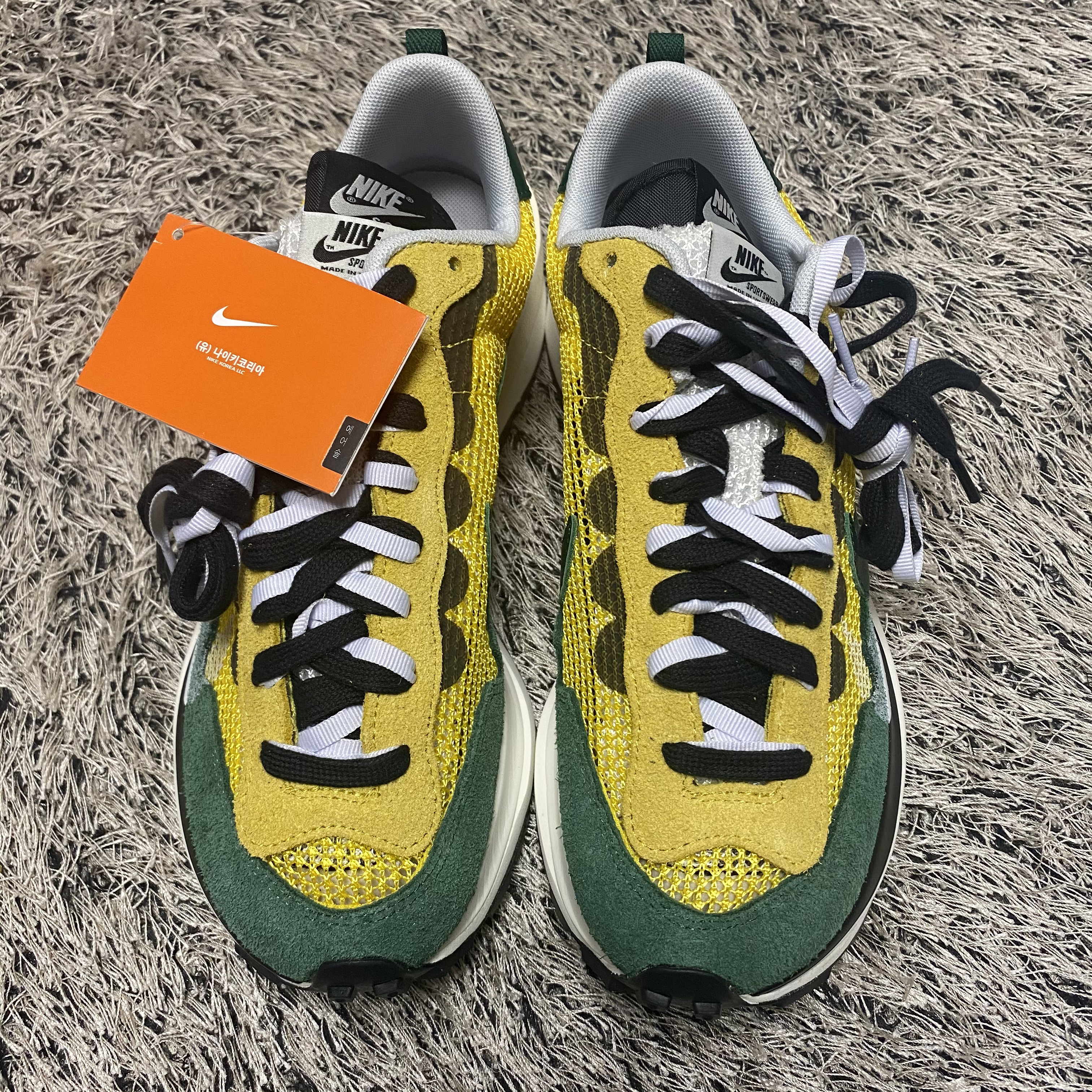 Nike x Sacai VaporWaffle Tour Yellow & Gorge Green Sail 착용 스타일 - 2