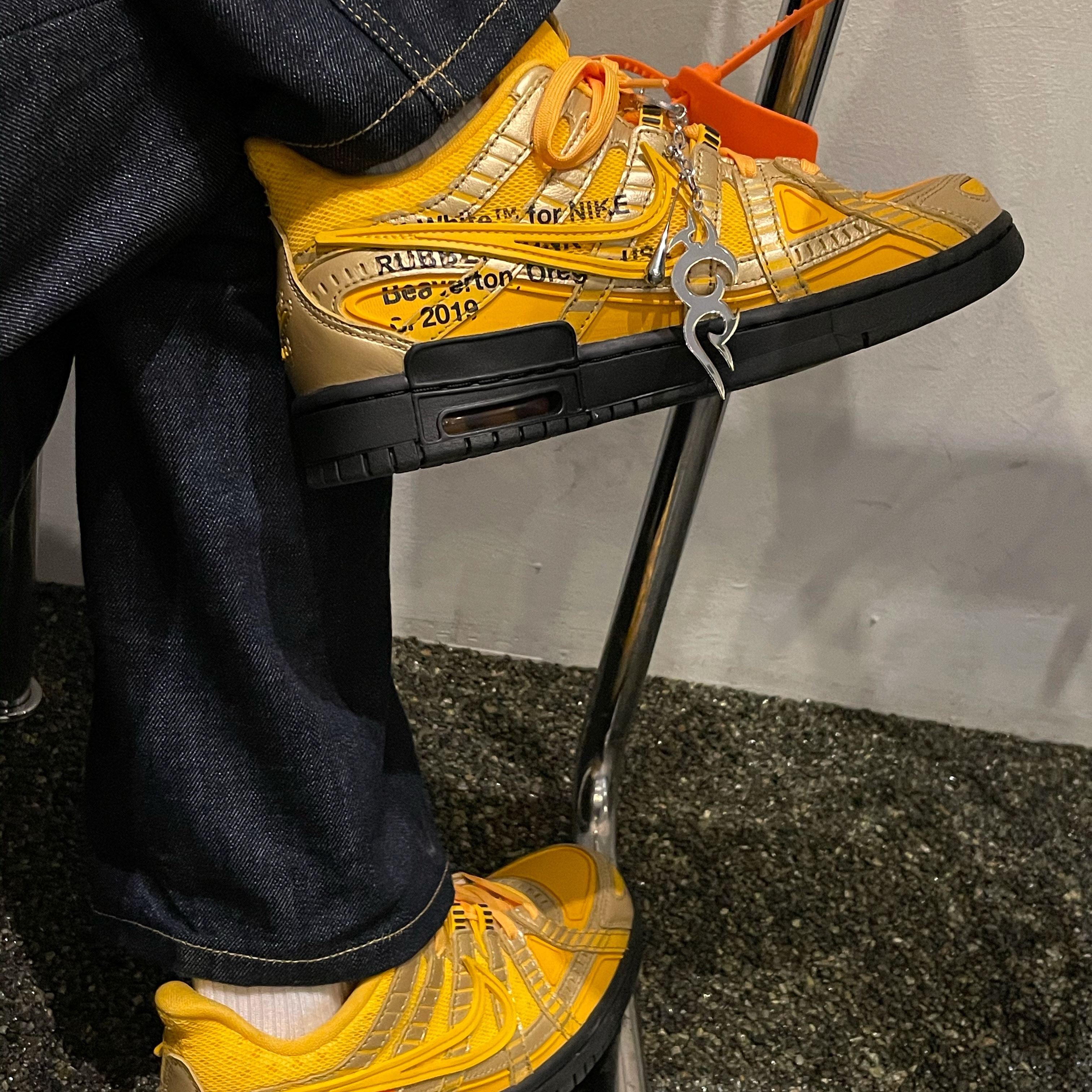 Nike x Off-White Air Rubber Dunk University Gold 착용 스타일