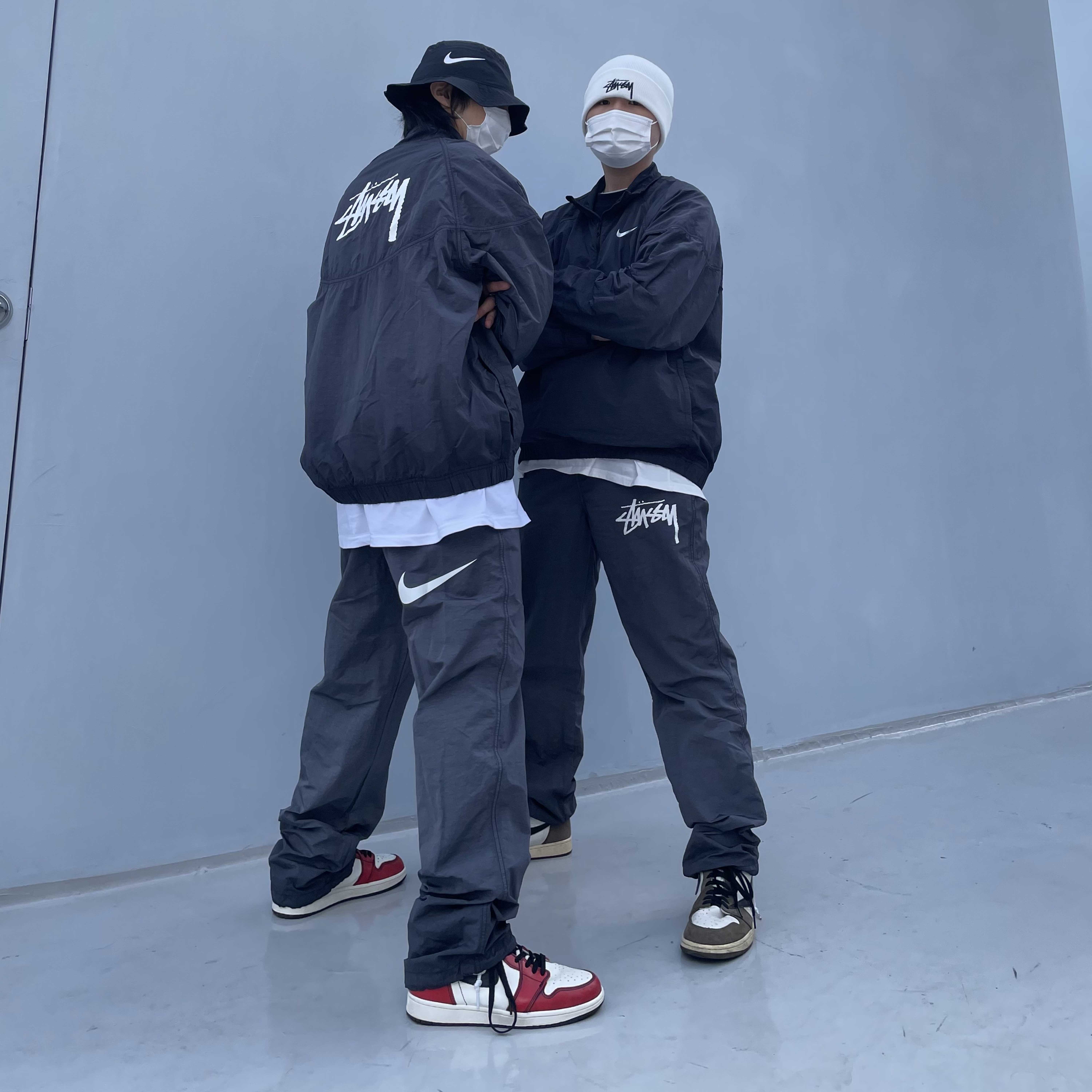 Nike x Stussy Windrunner Jacket Off Noir, Nike x Stussy Beach Pants Off Noir 착용 스타일