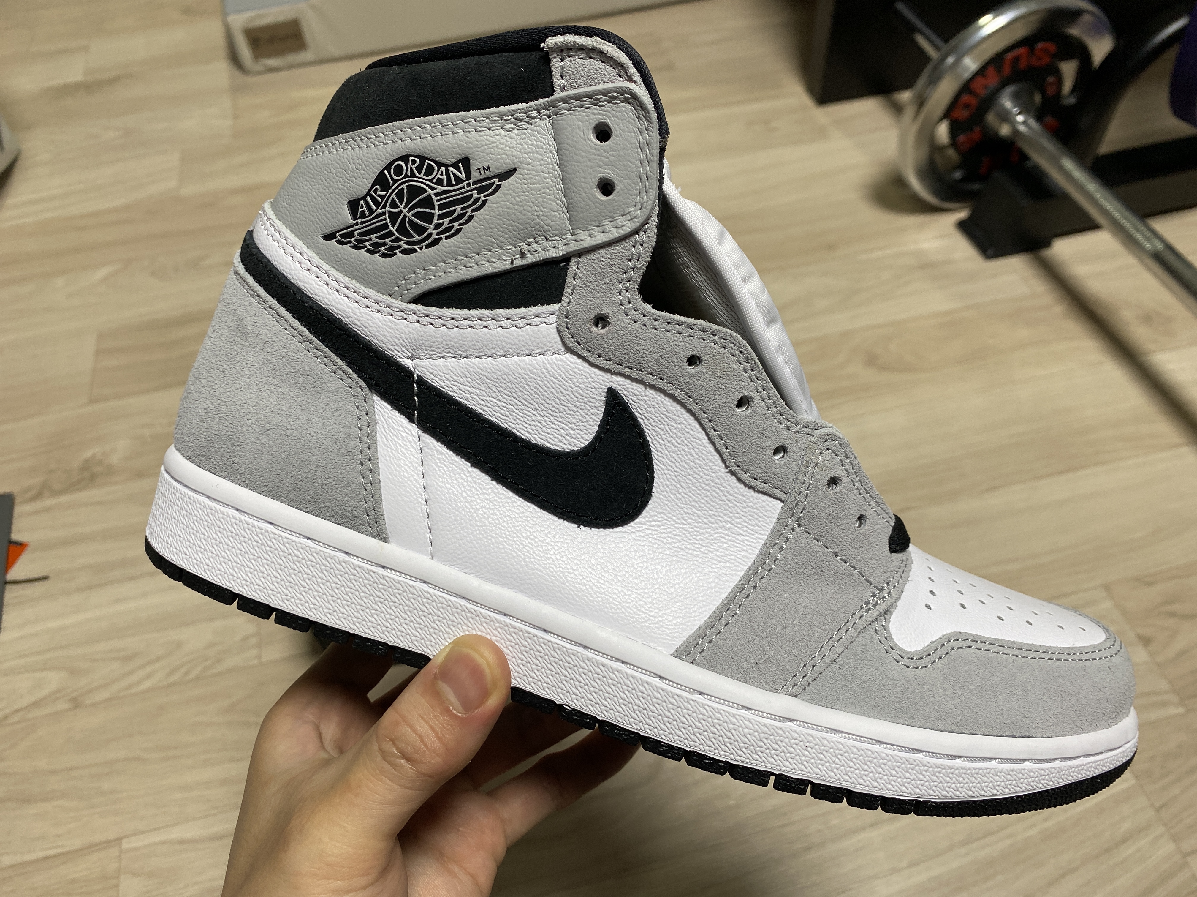 Jordan 1 Retro High OG Light Smoke Grey 착용 스타일 - 3