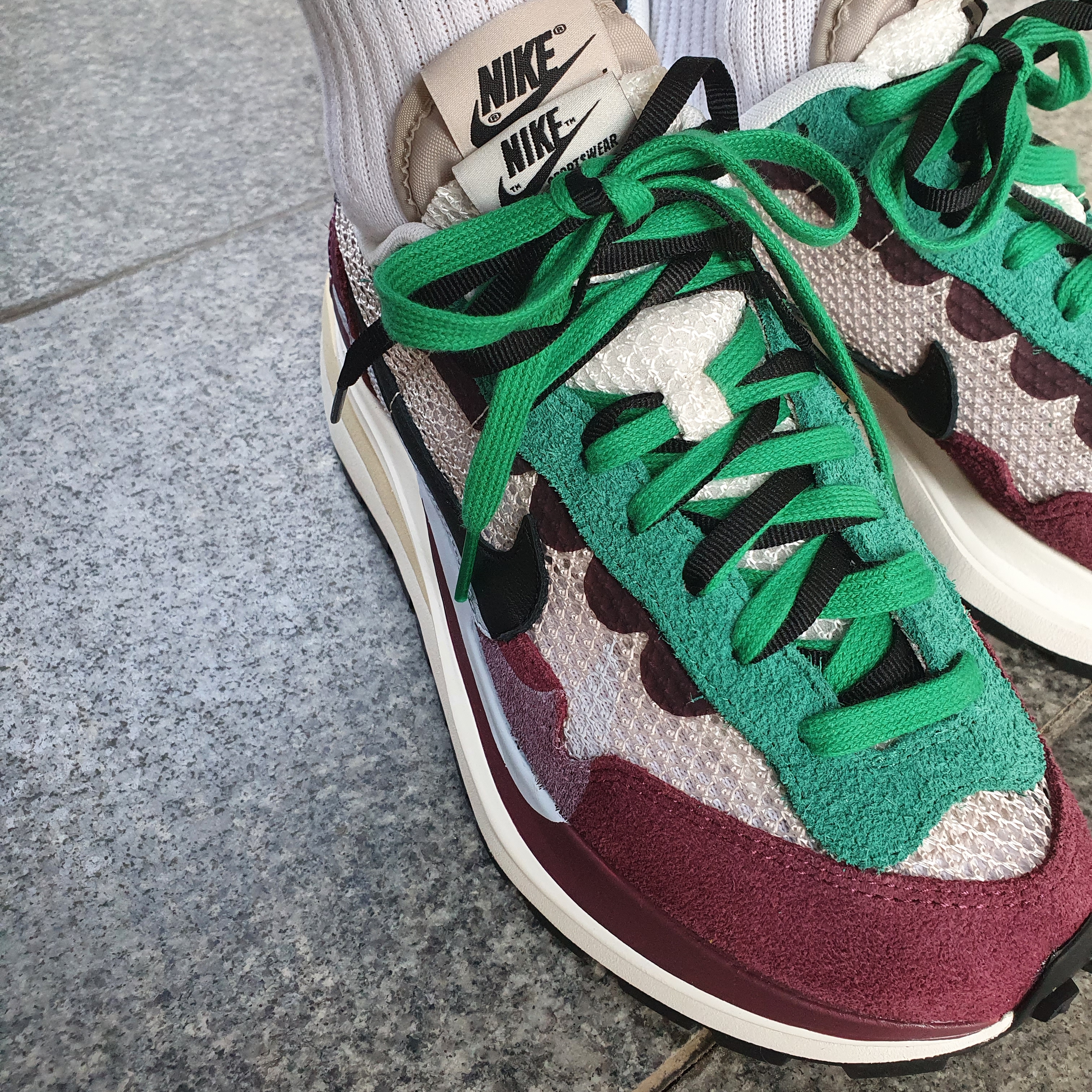Nike x Sacai VaporWaffle String & Black Villain Red 착용 스타일 - 1