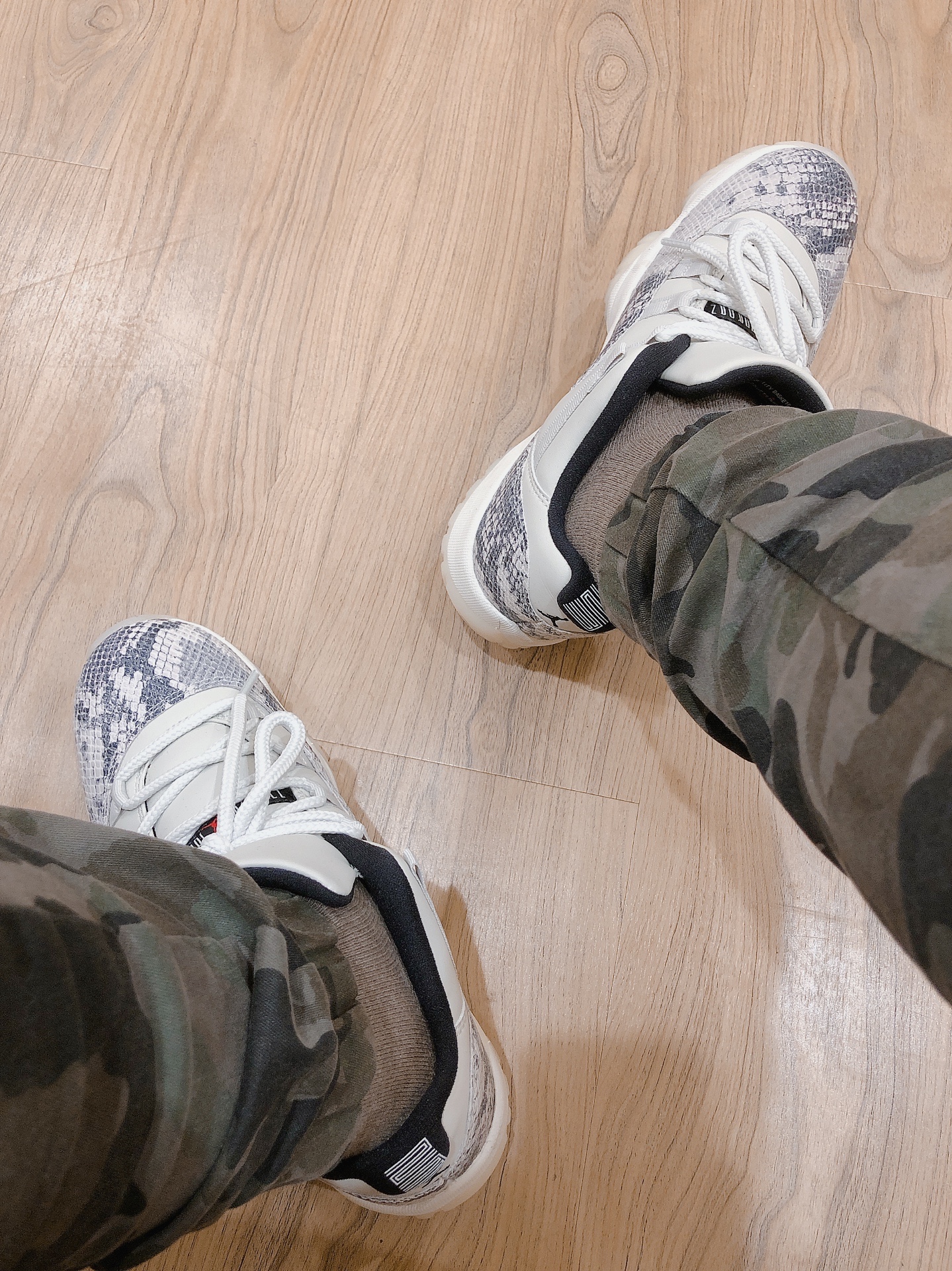 Jordan 11 Retro Low Snake Light Bone 착용 스타일