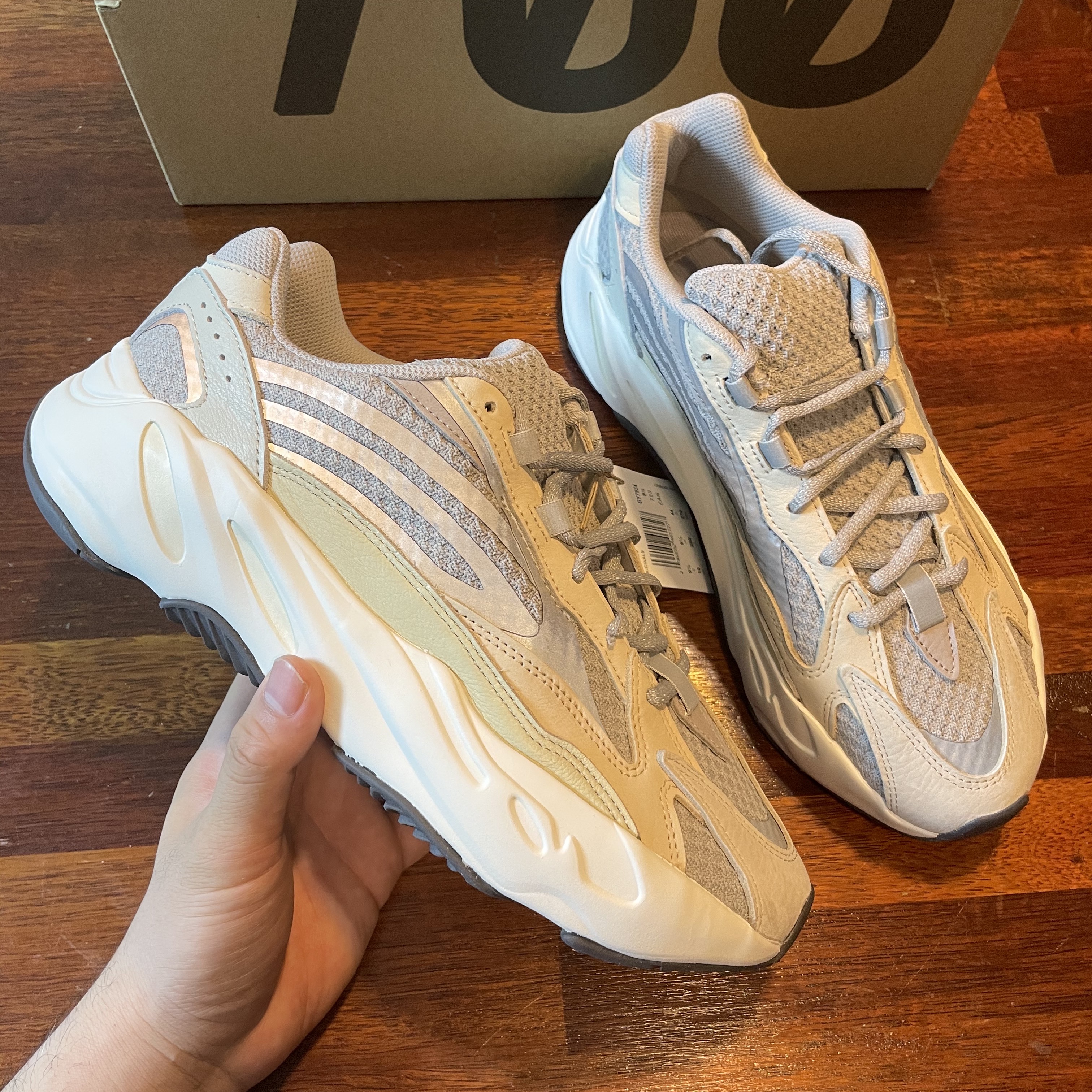 Adidas Yeezy Boost 700 V2 Cream 착용 스타일