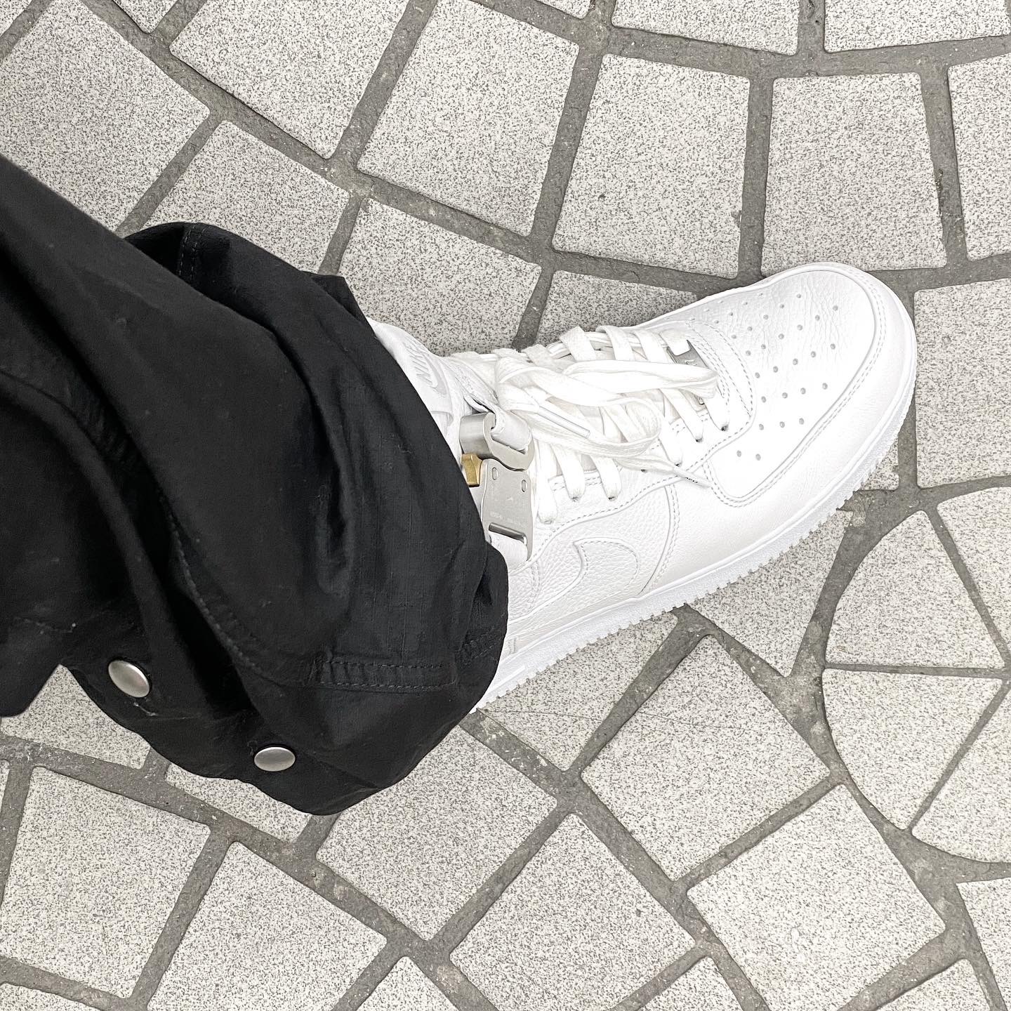 Nike x 1017 Alyx 9SM Air Force 1 High Triple White 2020 착용 스타일 - 1