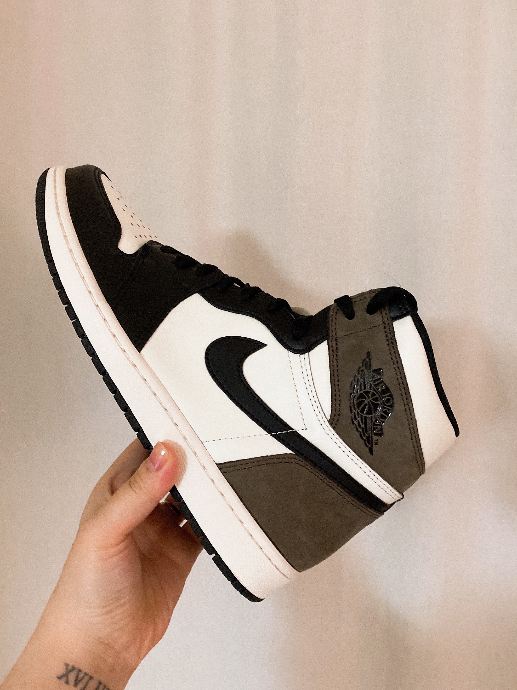 (GS) Jordan 1 Retro High OG Black Mocha 착용 스타일