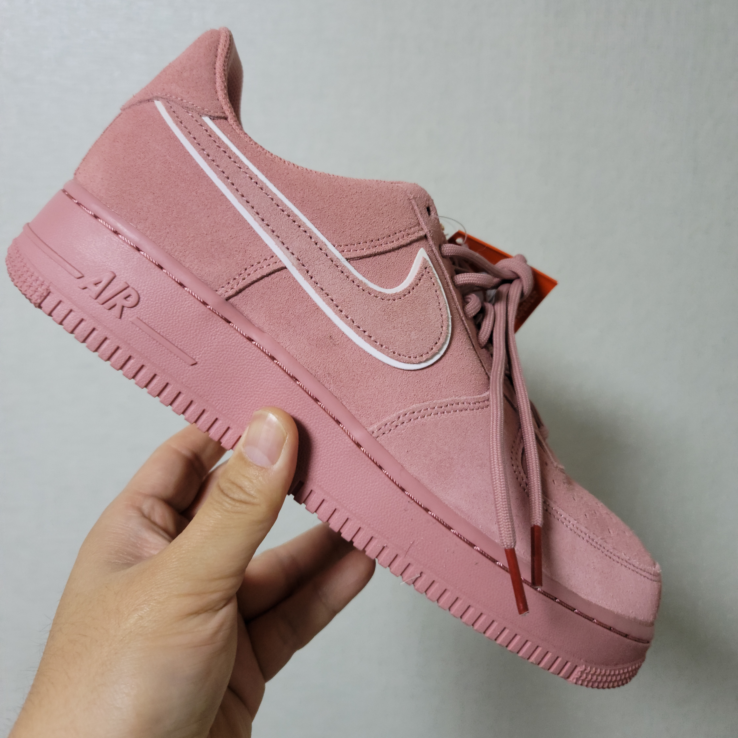 Nike Air Force 1 '07 LV8 Suede Red Stardust 착용 스타일