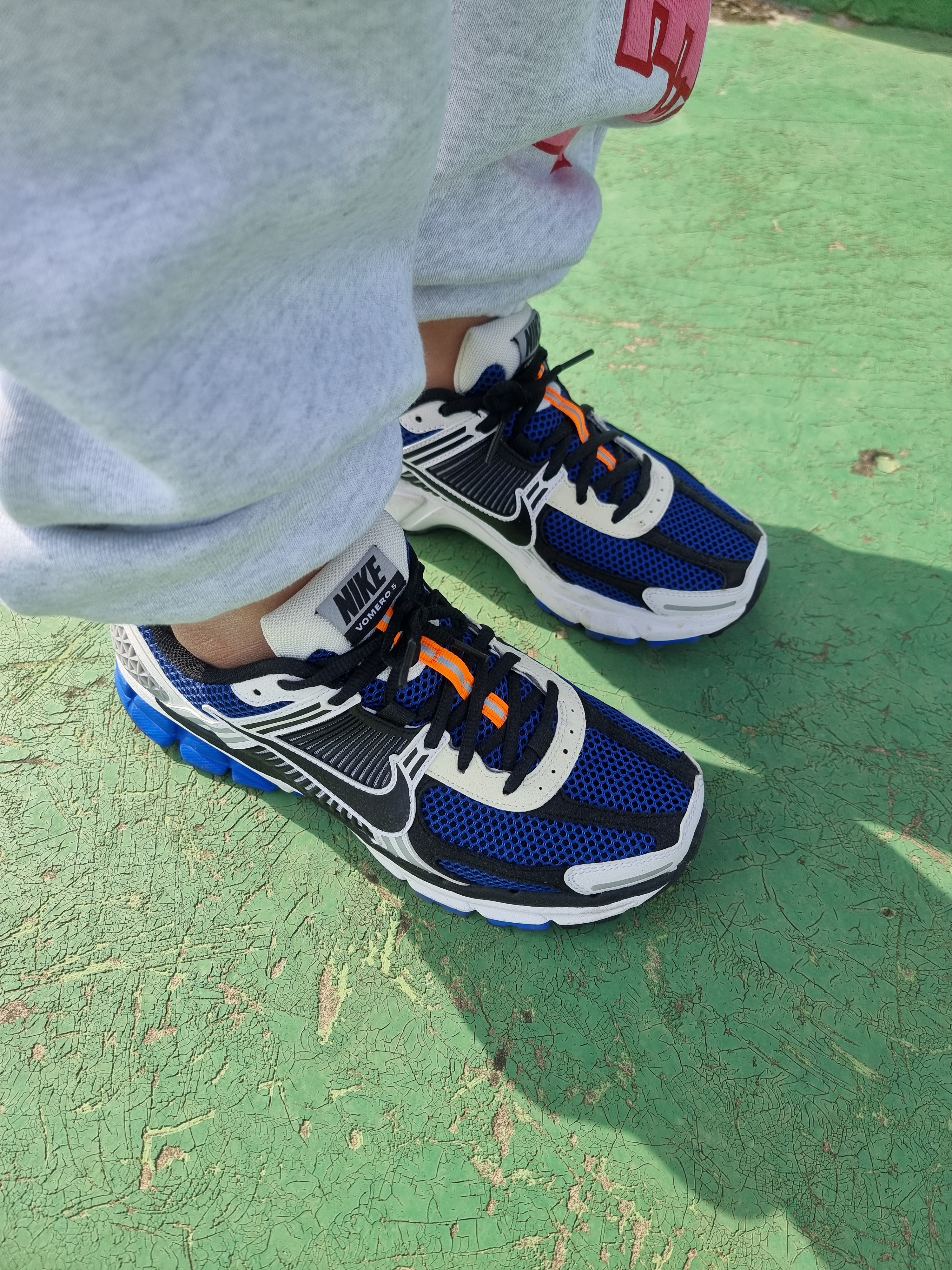 Nike Zoom Vomero 5 White Racer Blue Black 착용 스타일 - 2