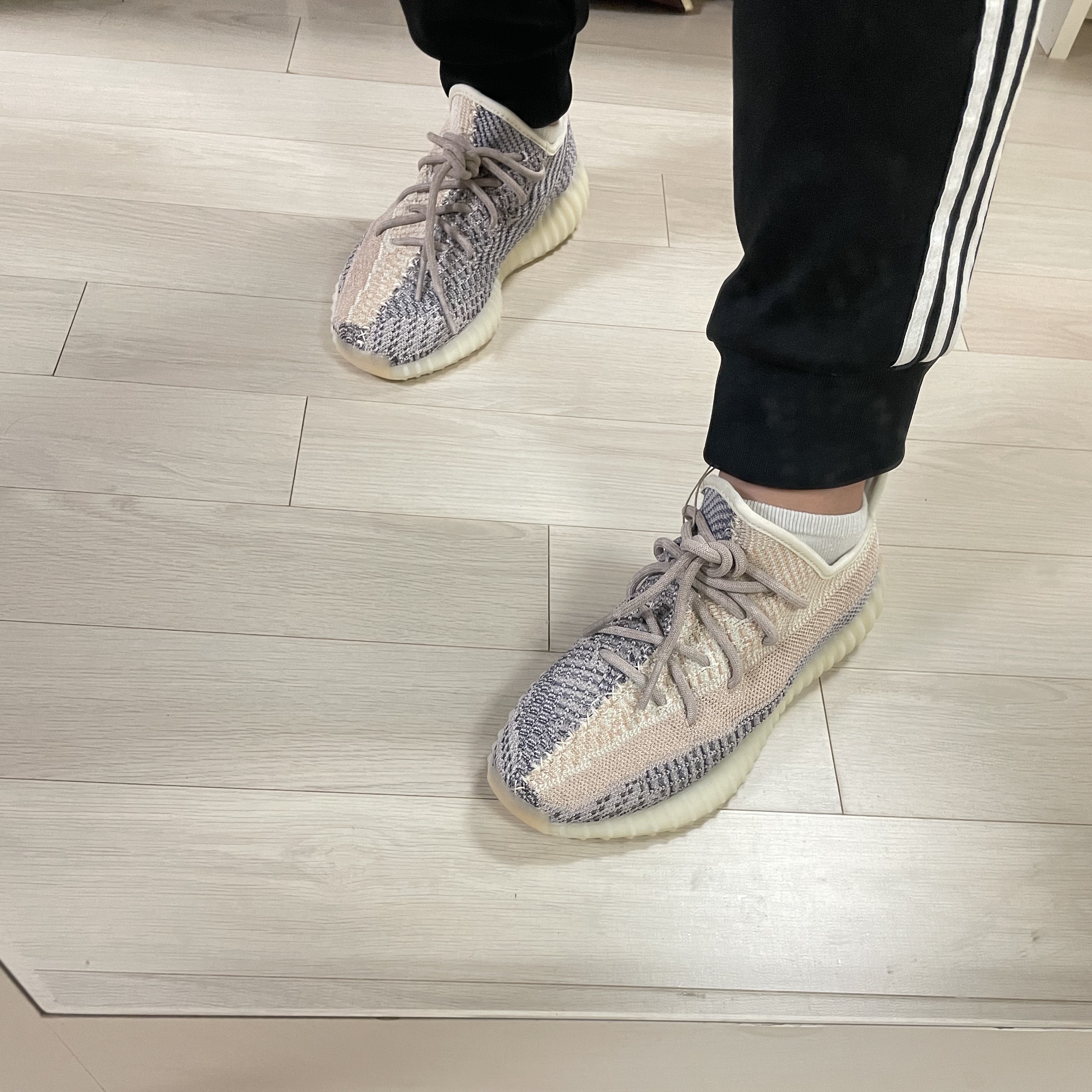 Adidas Yeezy Boost 350 V2 Ash Pearl 착용 스타일 - 1
