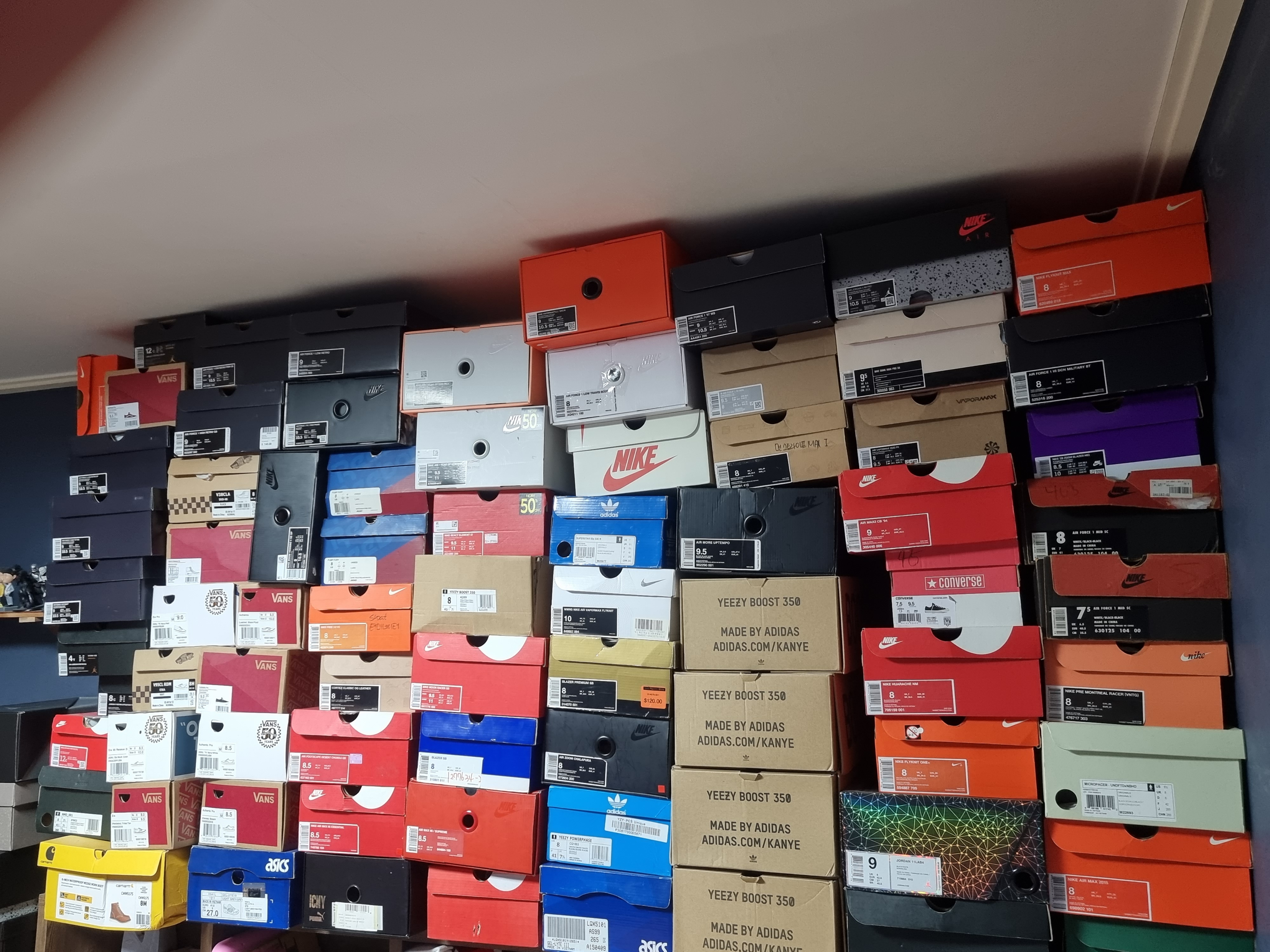Nike x Travis Scott Air Force 1 Low Sail, Adidas Yeezy Boost 350 V2 Black Red 2020 착용 스타일