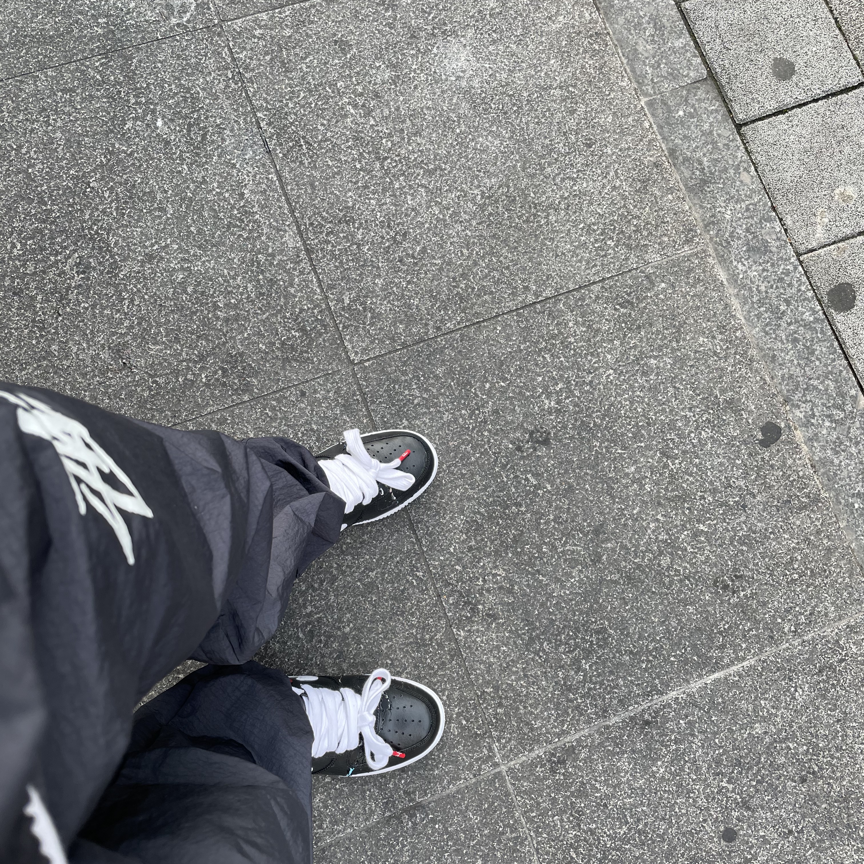 Nike x Stussy Windrunner Jacket Off Noir, Nike x Stussy Beach Pants Off Noir 착용 스타일 - 4