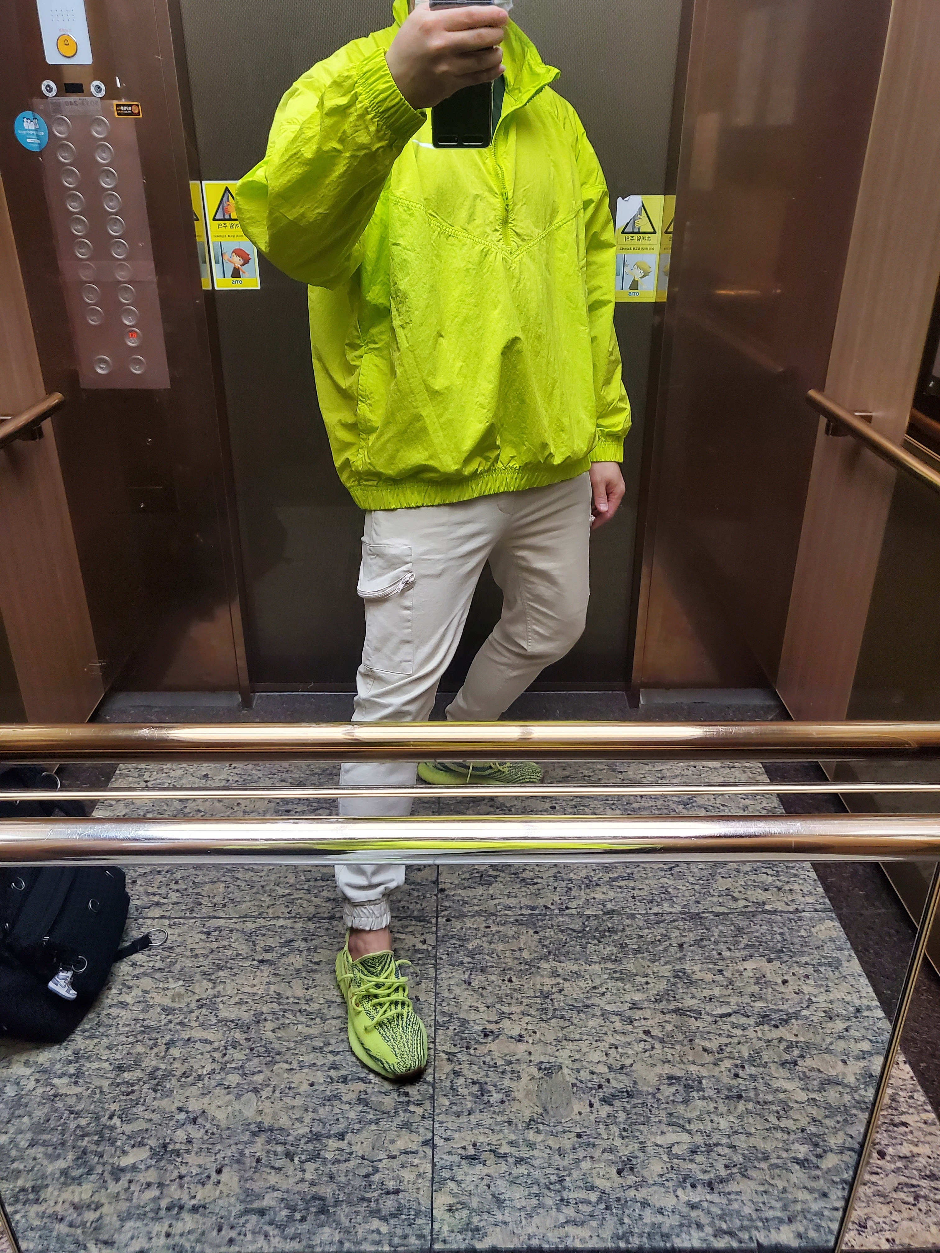 Adidas Yeezy Boost 350 V2 Semi Frozen Yellow, Nike x Stussy Windrunner Jacket Bright Cactus 착용 스타일