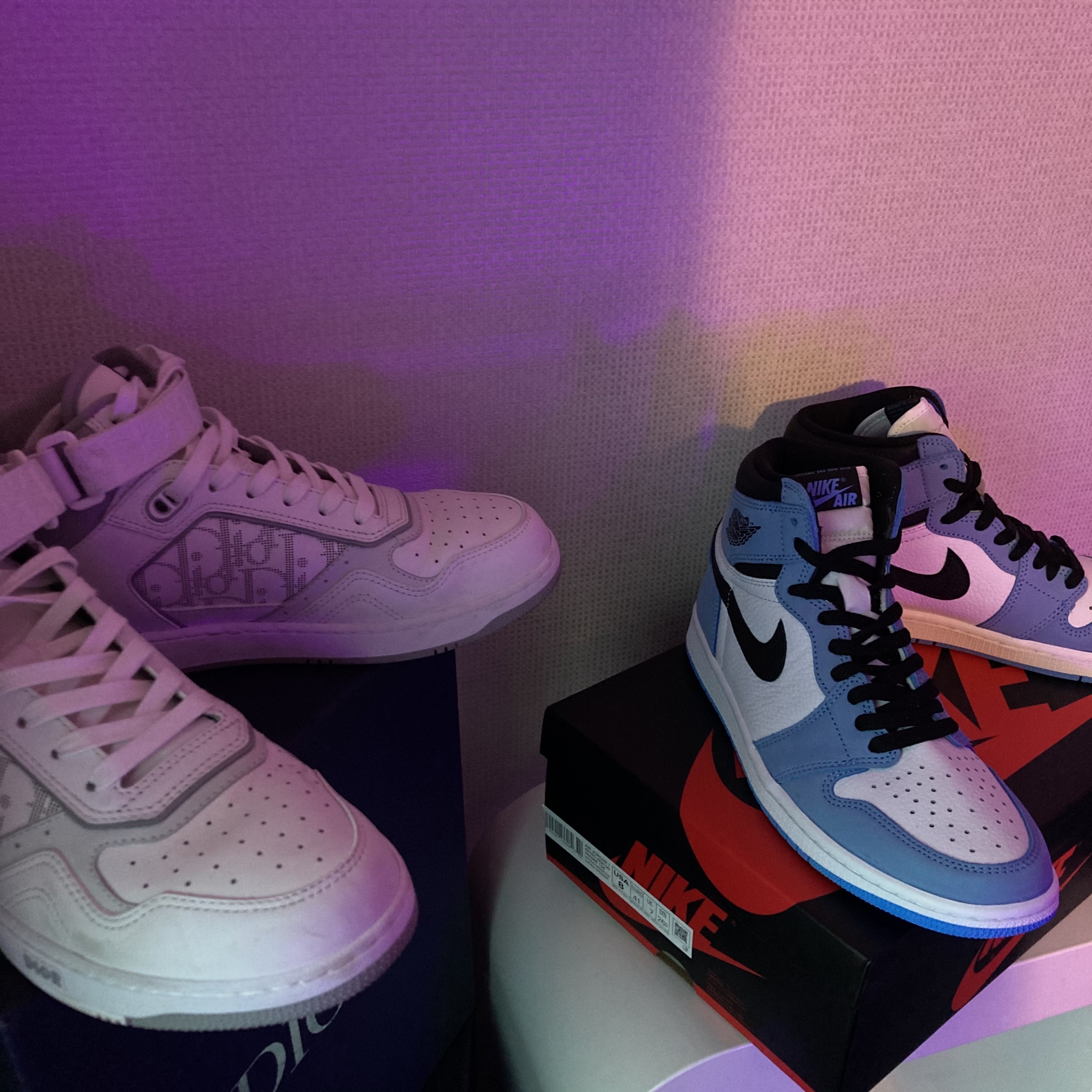 Jordan 1 Retro High OG University Blue, Dior B27 Mid-Top Sneakers White Red 착용 스타일