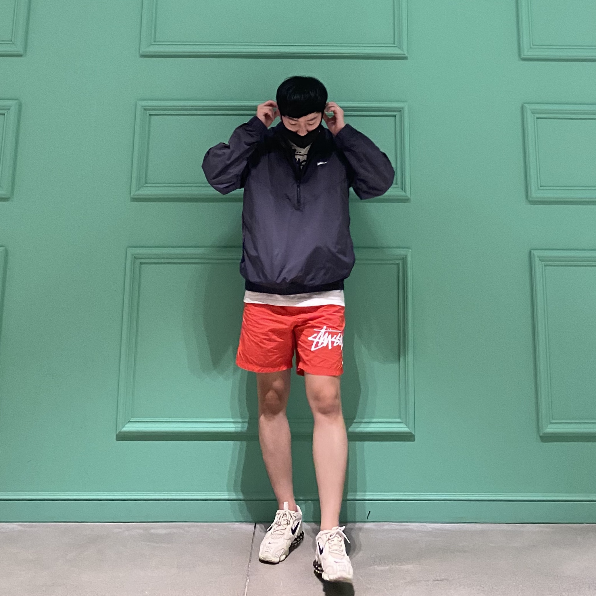Nike x Stussy Windrunner Jacket Off Noir, Nike x Stussy Water Shorts Habanero Red 착용 스타일