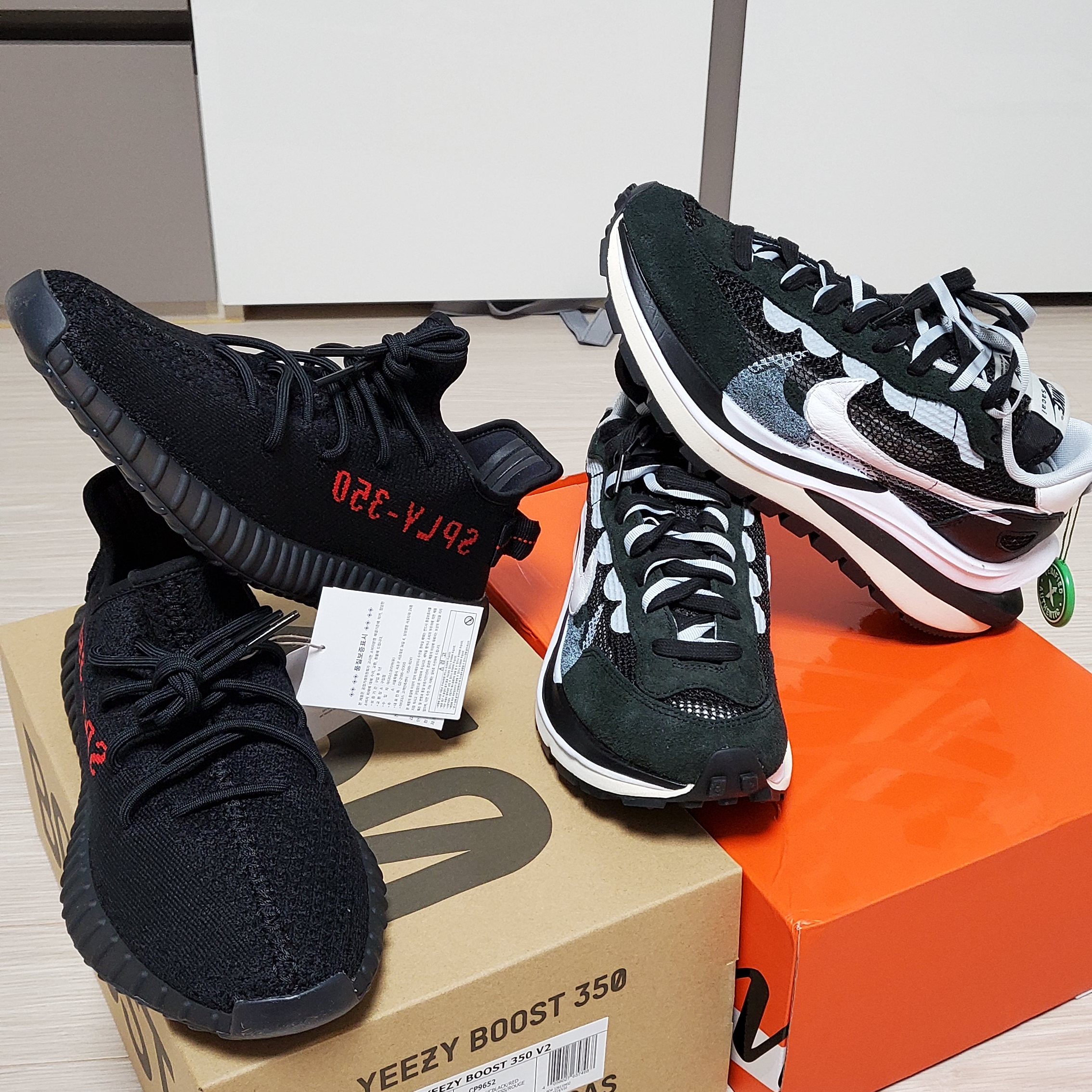 Nike x Sacai VaporWaffle Black White, Adidas Yeezy Boost 350 V2 Black Red 2020 착용 스타일 - 2