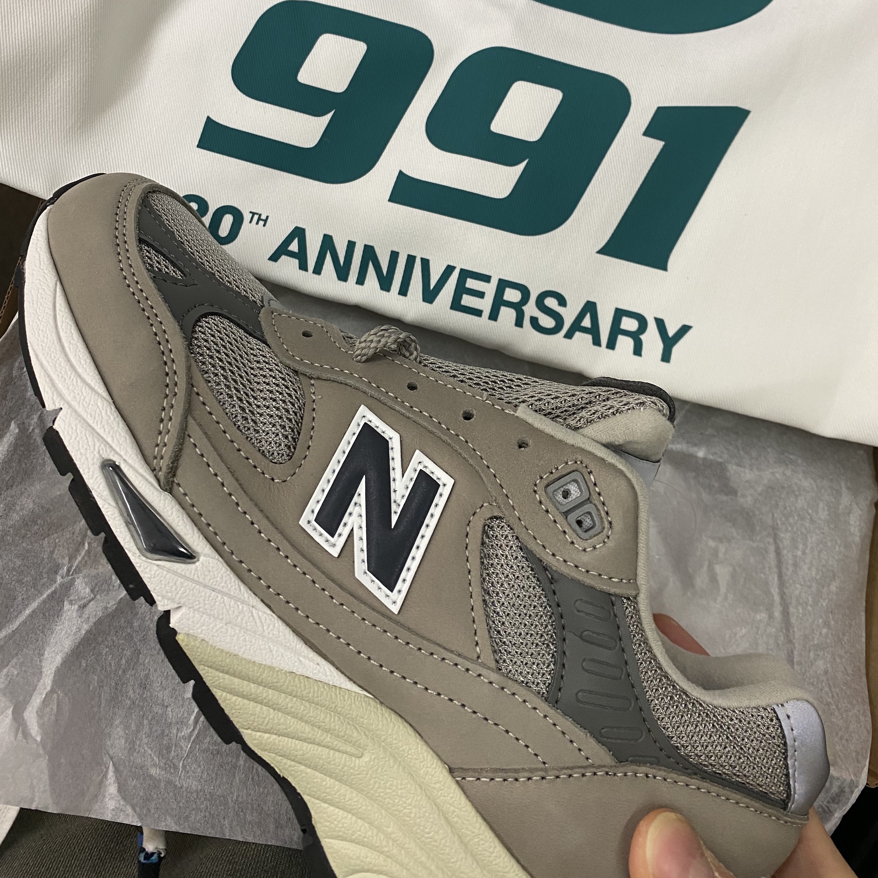 New Balance 991 Made in UK 20th Anniversary Grey 착용 스타일 - 1