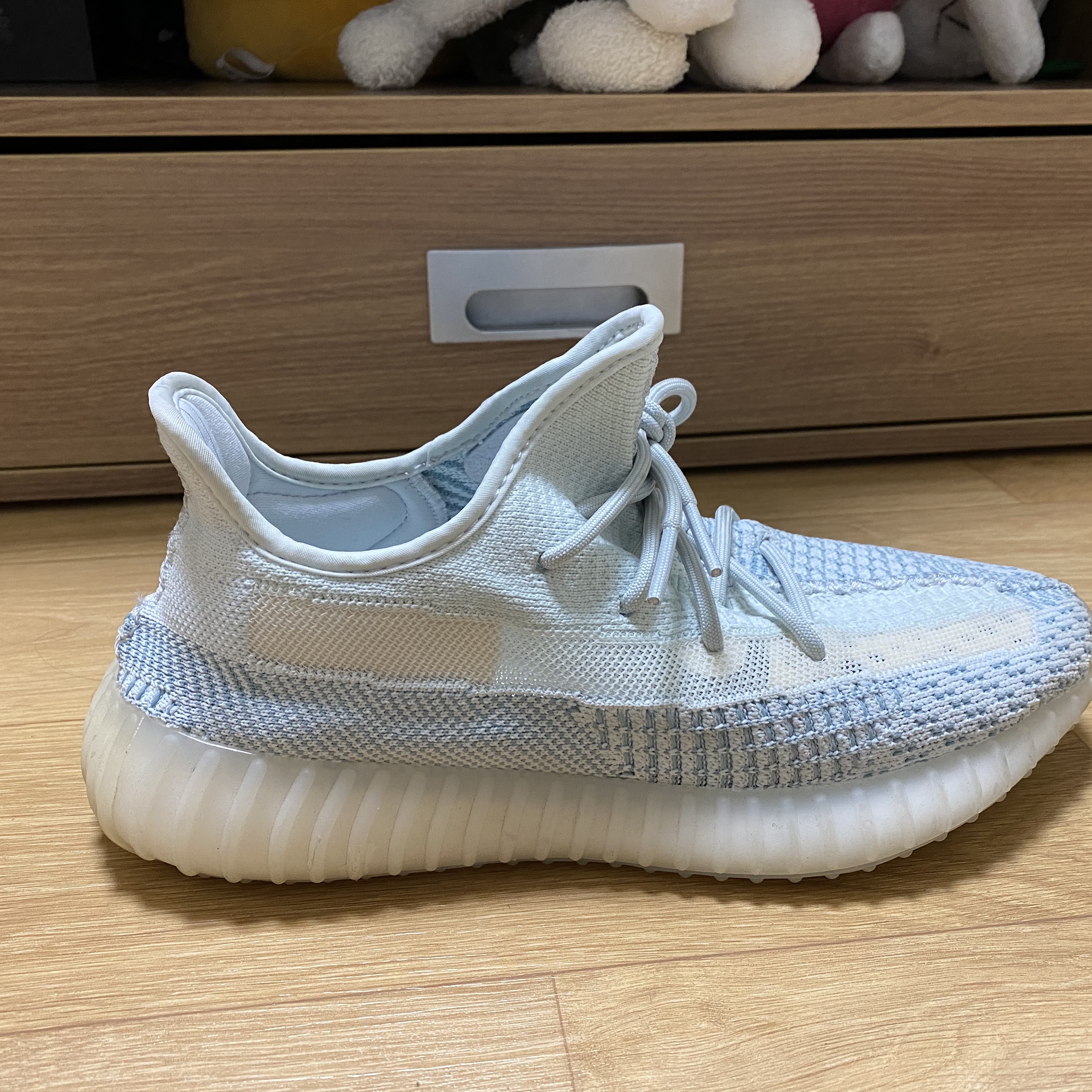 Adidas Yeezy Boost 350 V2 Cloud White - Non-Reflective 착용 스타일 - 3