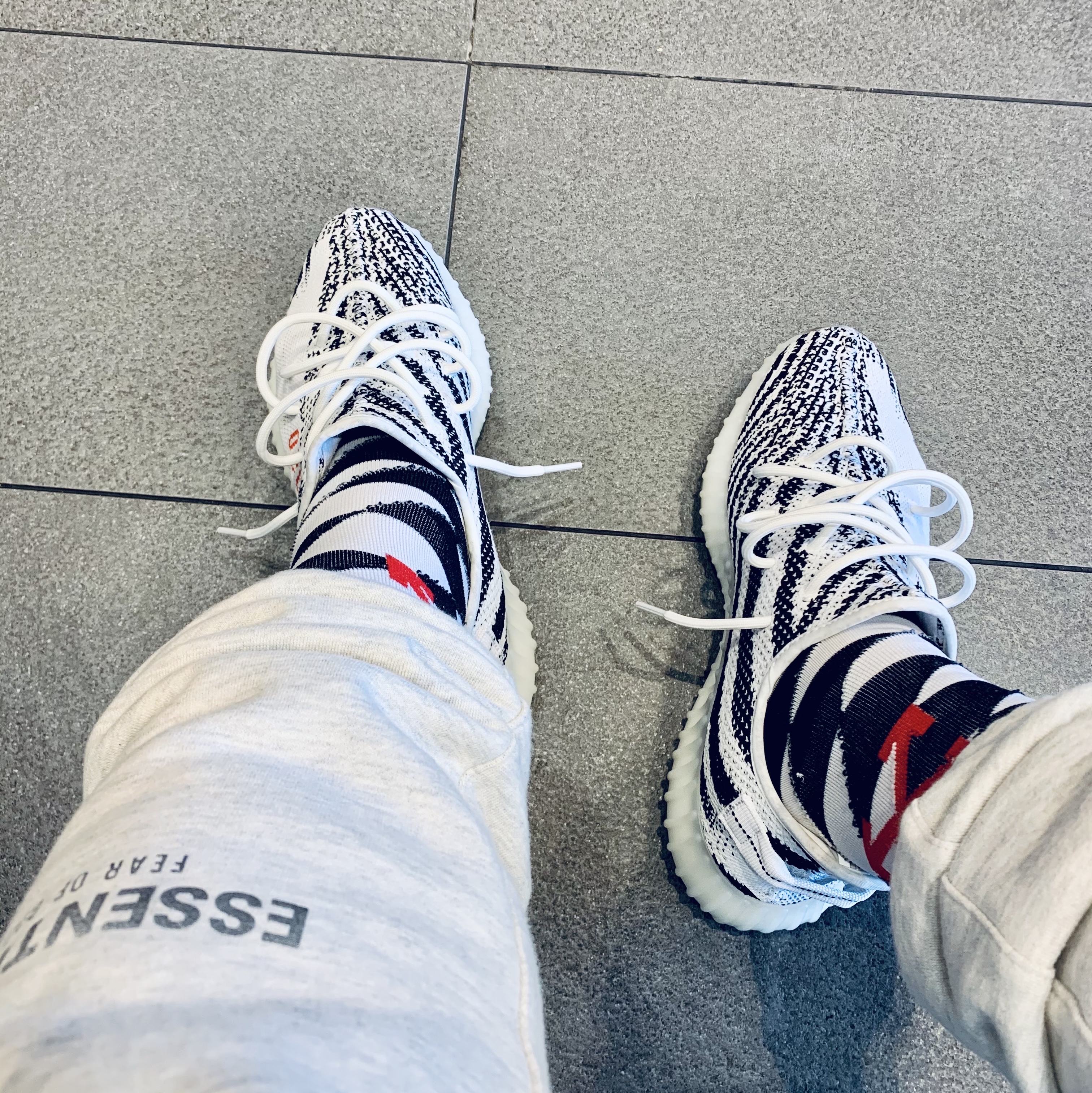 Adidas Yeezy Boost 350 V2 Zebra 2017/2019/2020, Essentials Sweatpants Oatmeal/Oatmeal Heather/Light Heather Oatmeal 2020 착용 스타일 - 2