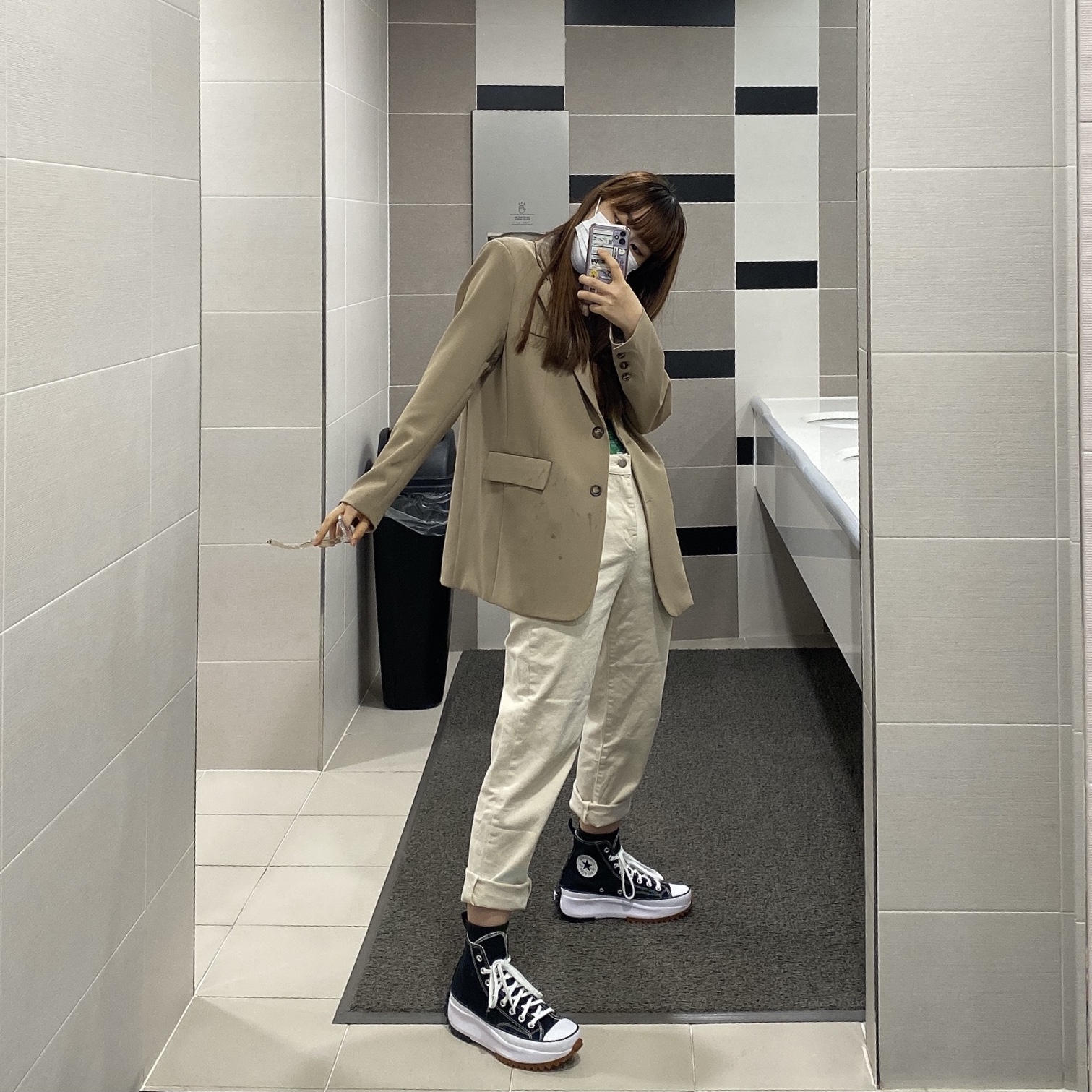 Converse Run Star Hike Hi Black White Gum 착용 스타일 - 1