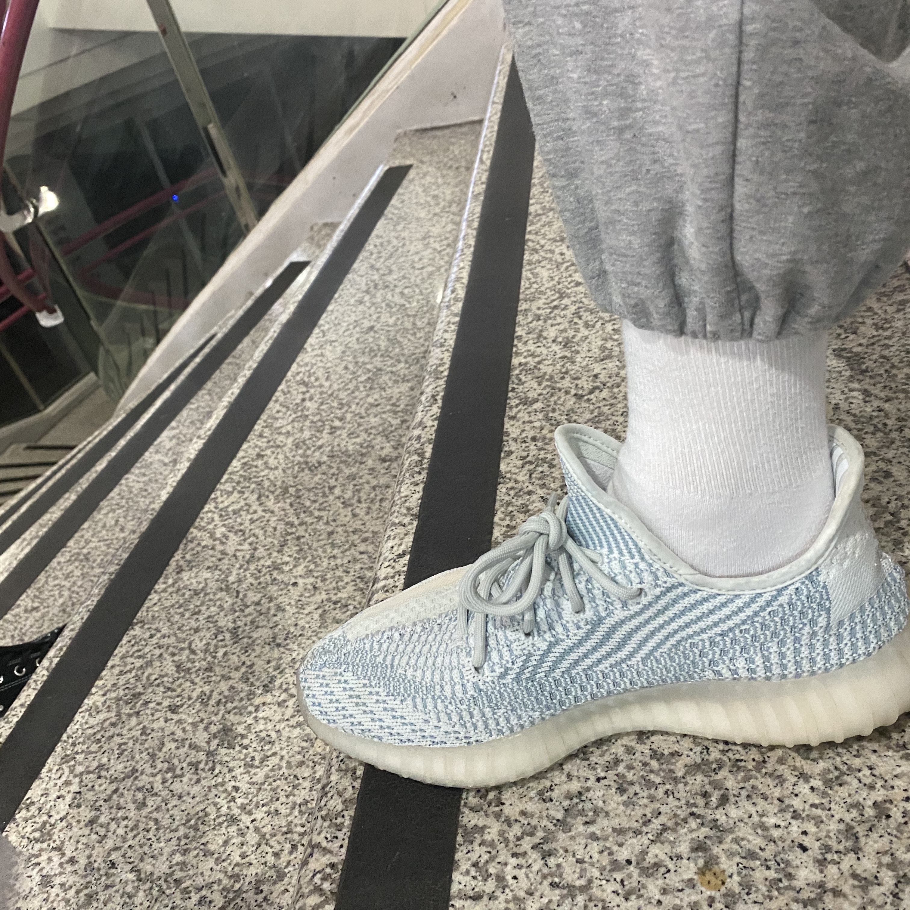 Adidas Yeezy Boost 350 V2 Cloud White - Non-Reflective 착용 스타일 - 5