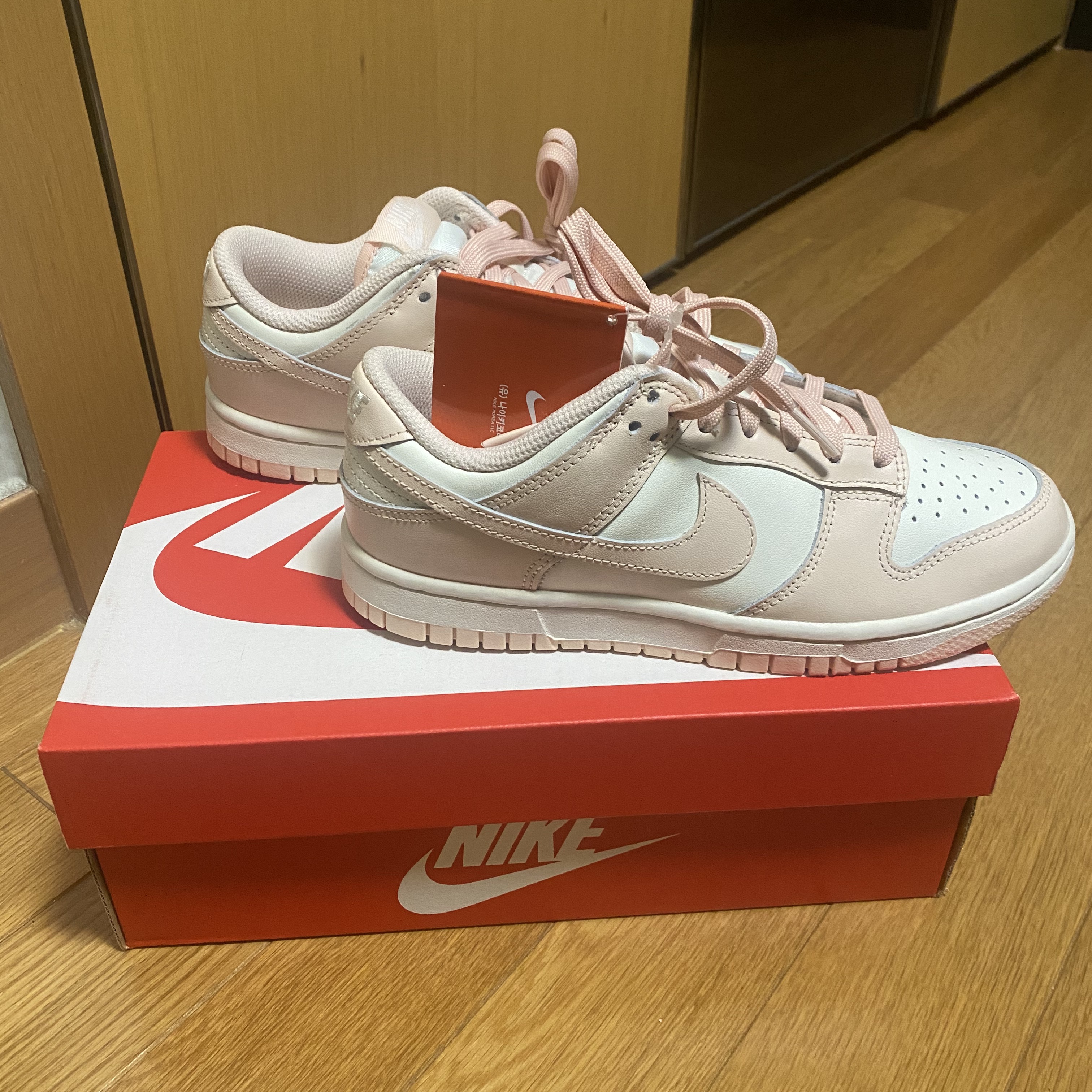 (W) Nike Dunk Low Orange Pearl 착용 스타일 - 1