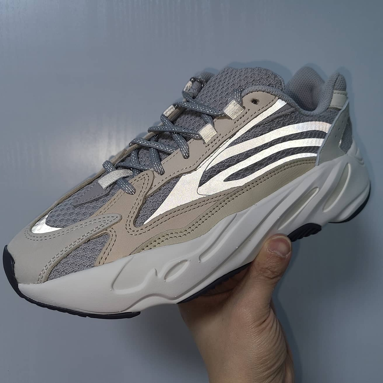 Adidas Yeezy Boost 700 V2 Cream 착용 스타일 - 1