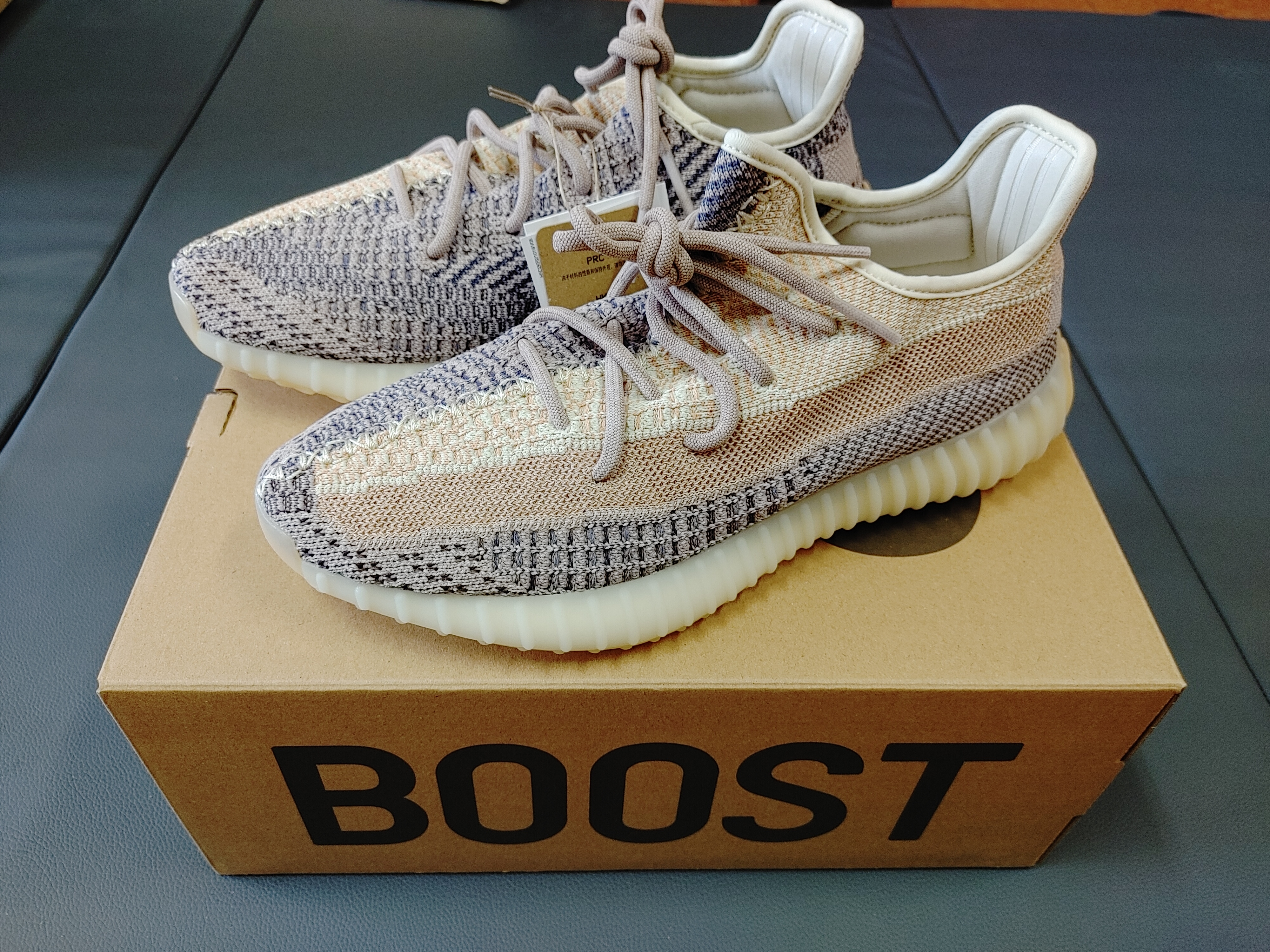 Adidas Yeezy Boost 350 V2 Ash Pearl 착용 스타일 - 1