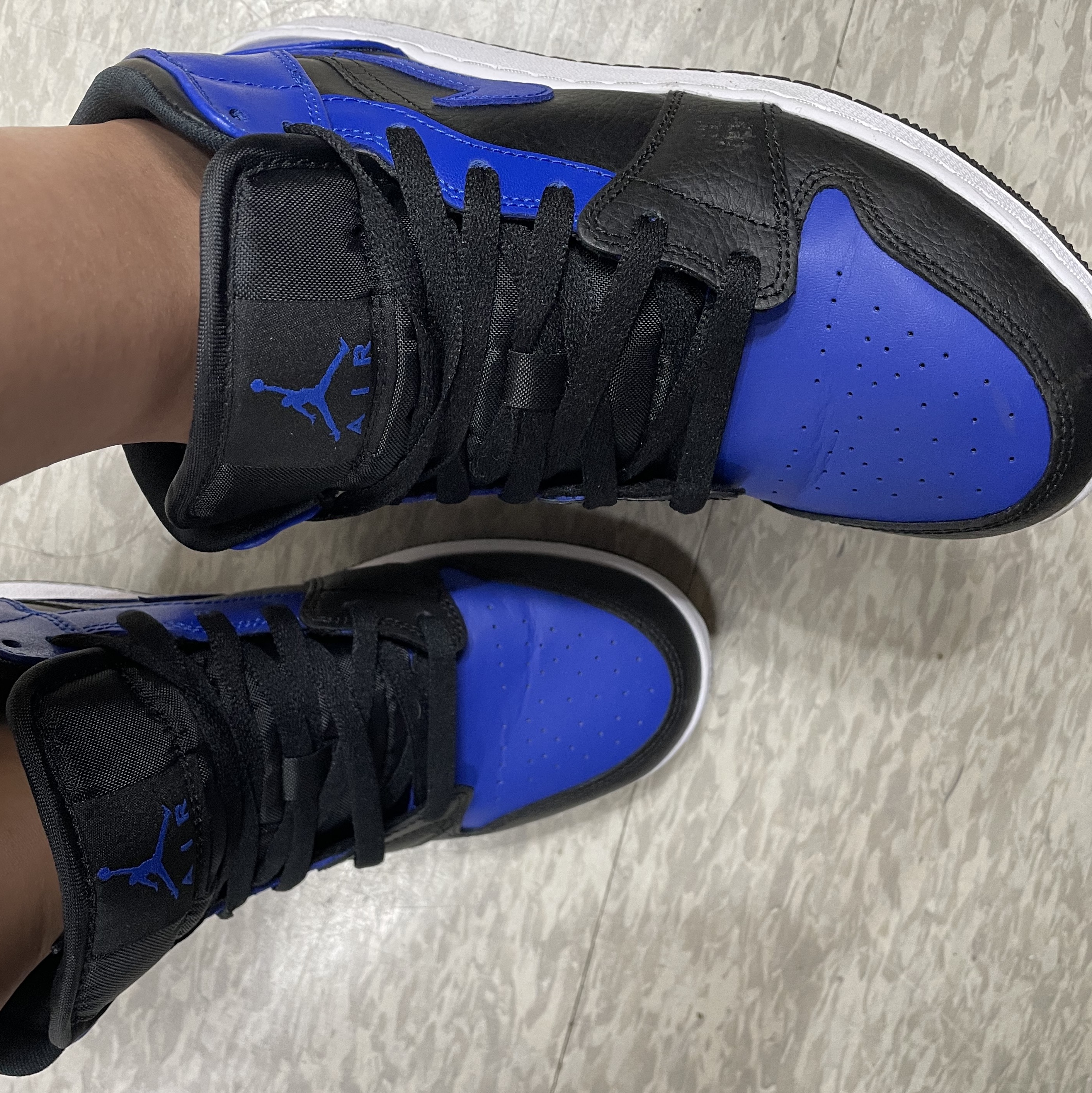 Jordan 1 Mid Black Hyper Royal 착용 스타일