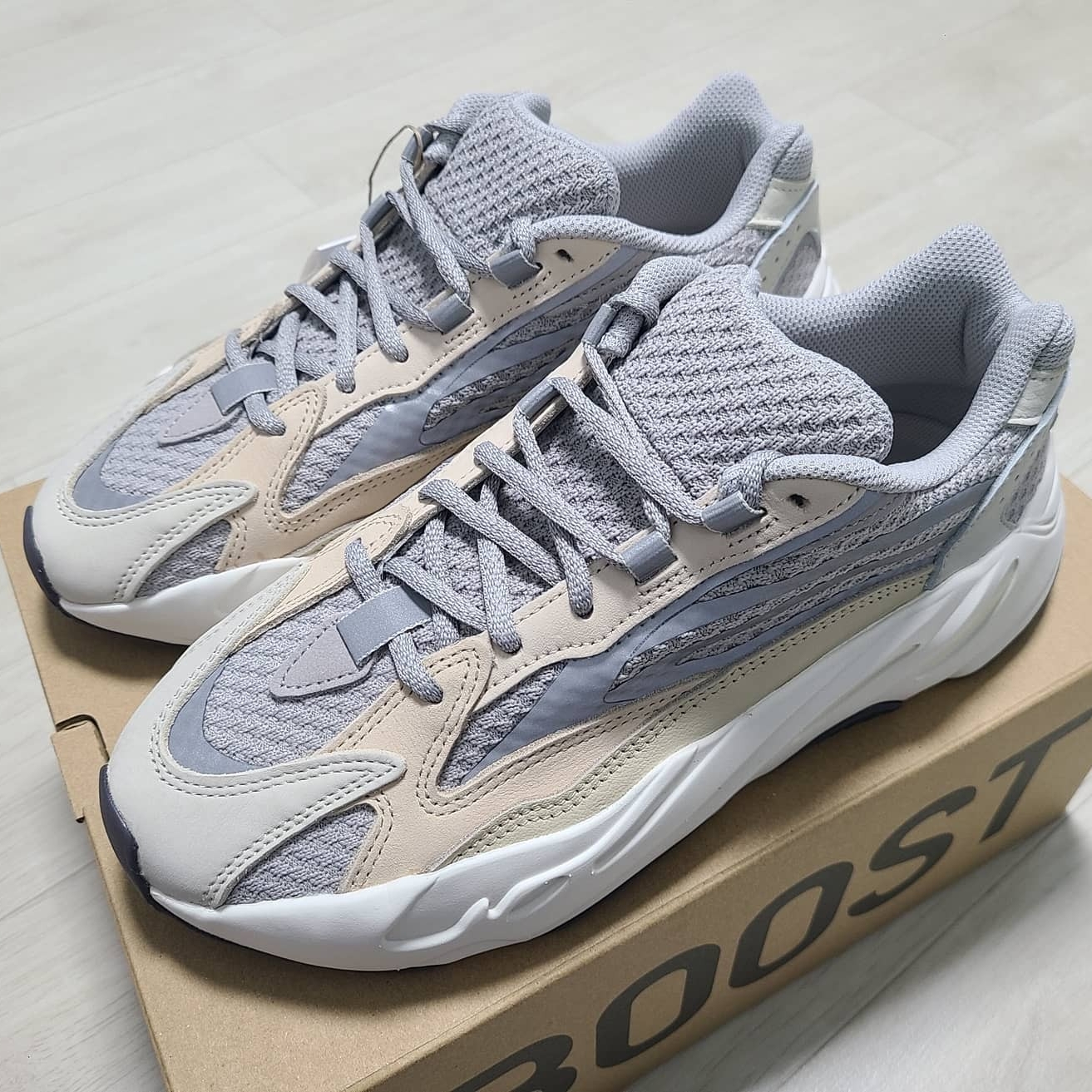 Adidas Yeezy Boost 700 V2 Cream 착용 스타일 - 2