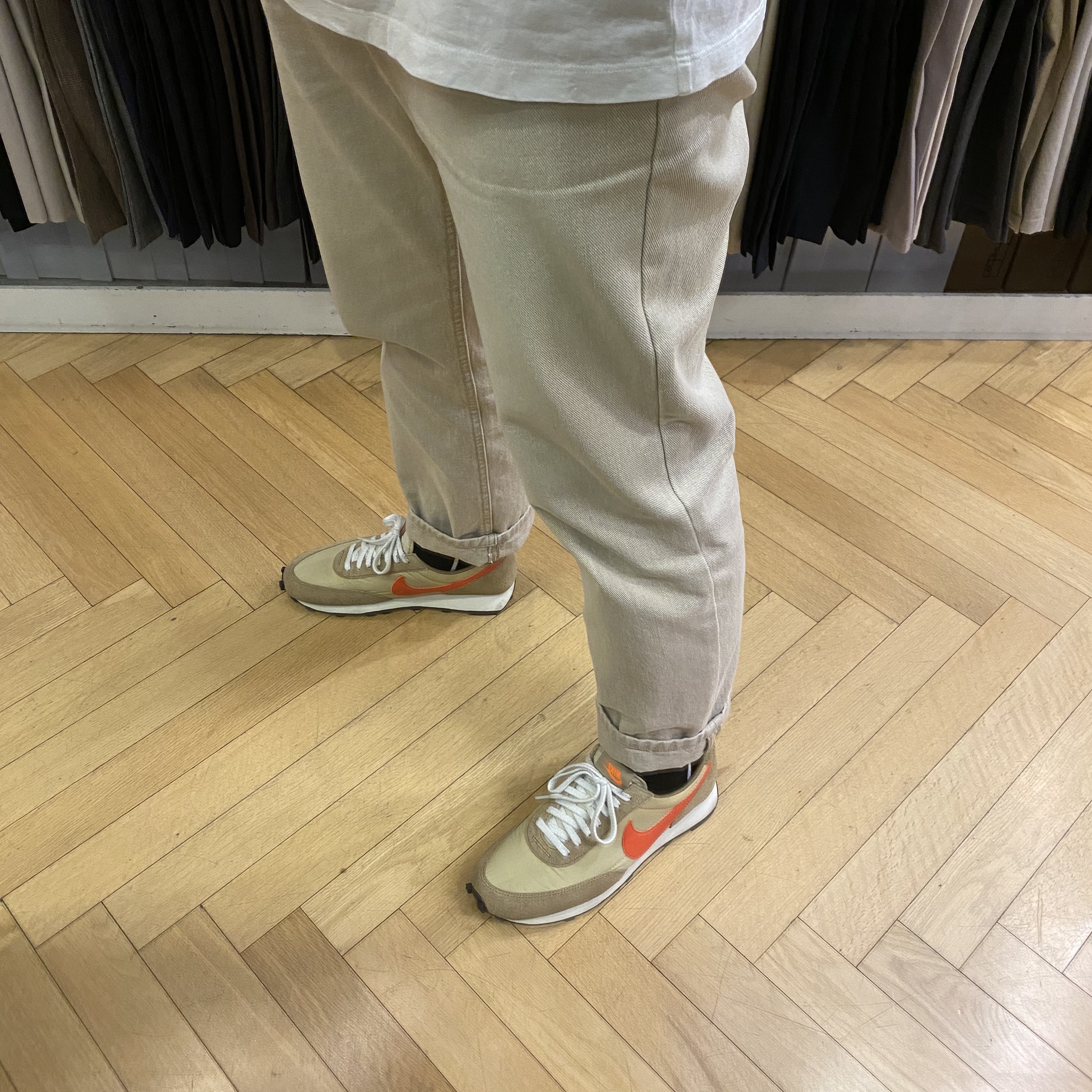 Nike Daybreak SP Vegas Gold College Orange 착용 스타일