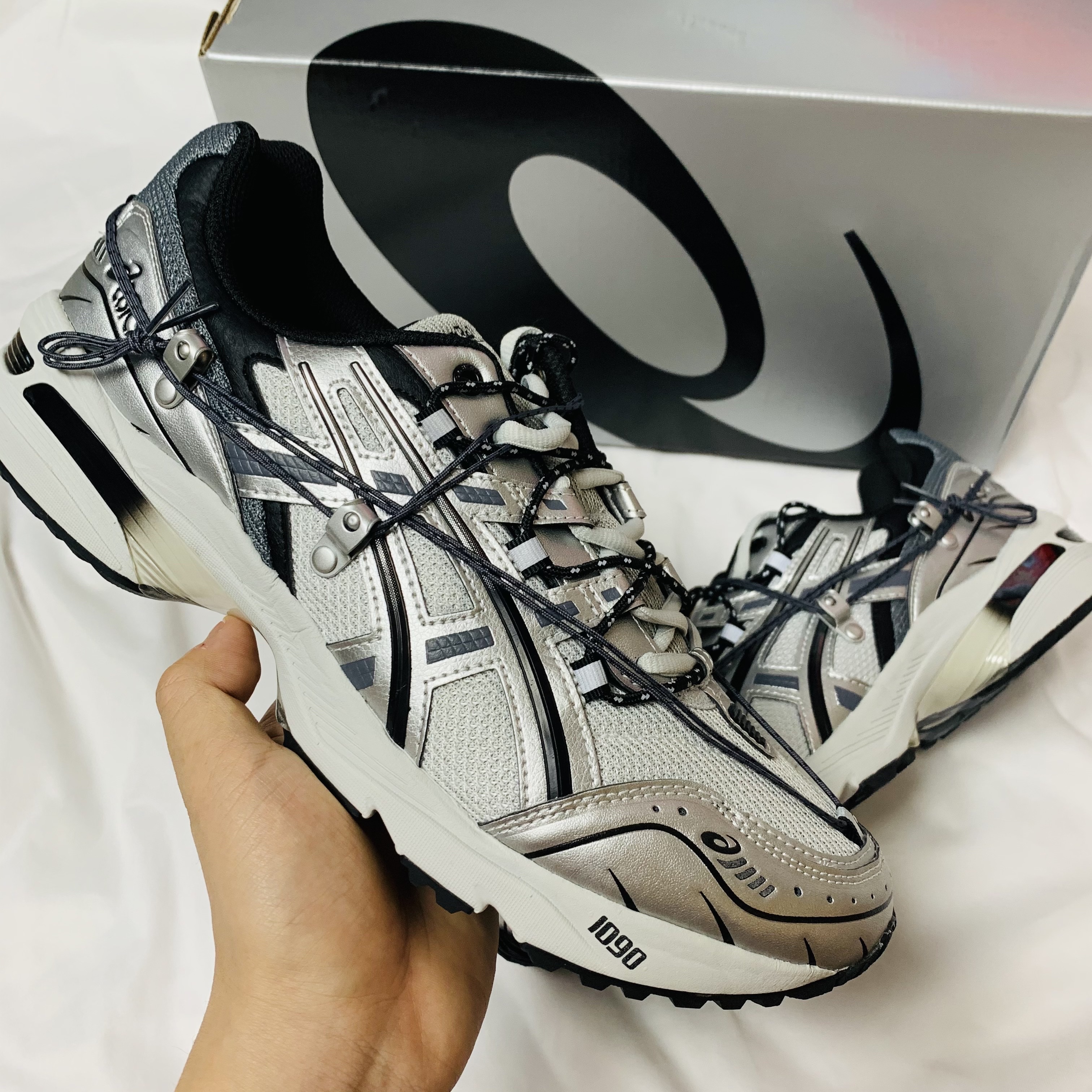 Asics x Andersson Bell Gel-1090 Glacier Grey Silver 착용 스타일 - 2