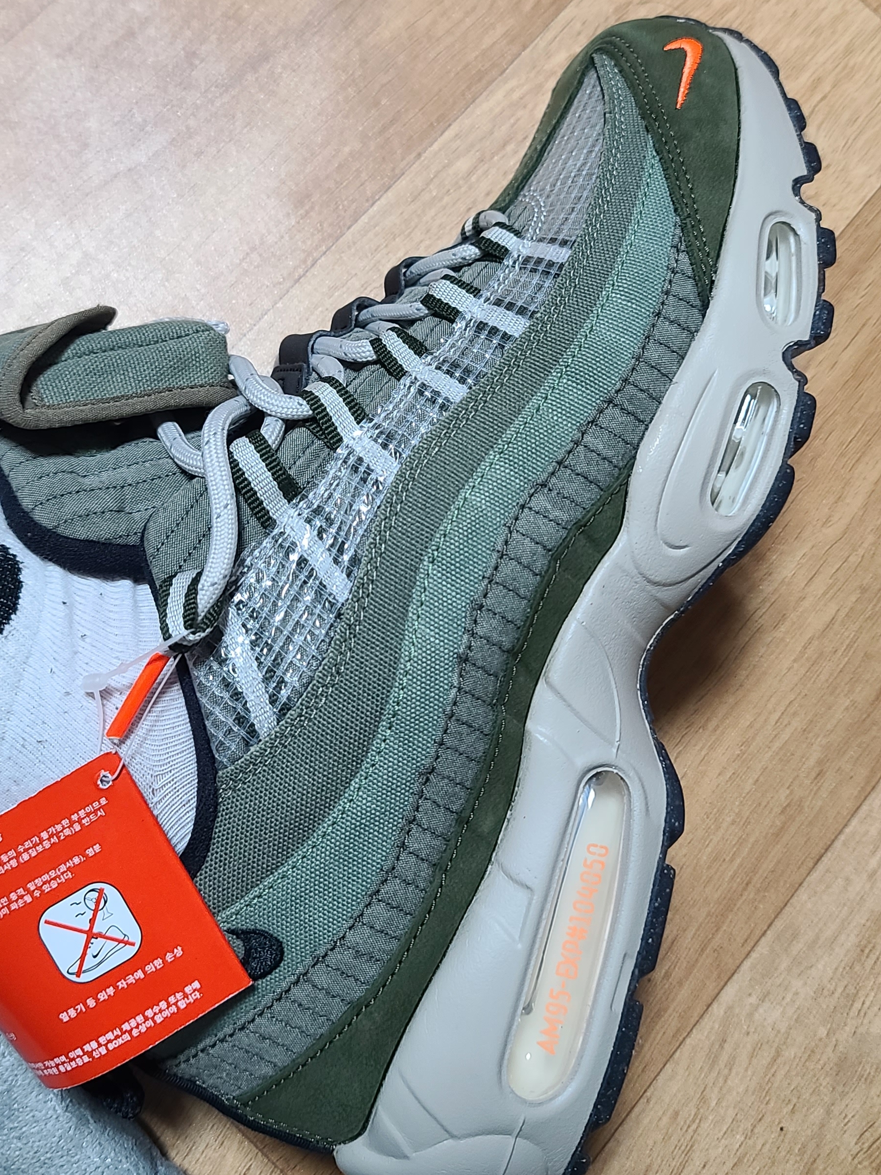 Nike Air Max 95 SE Medium Olive 착용 스타일