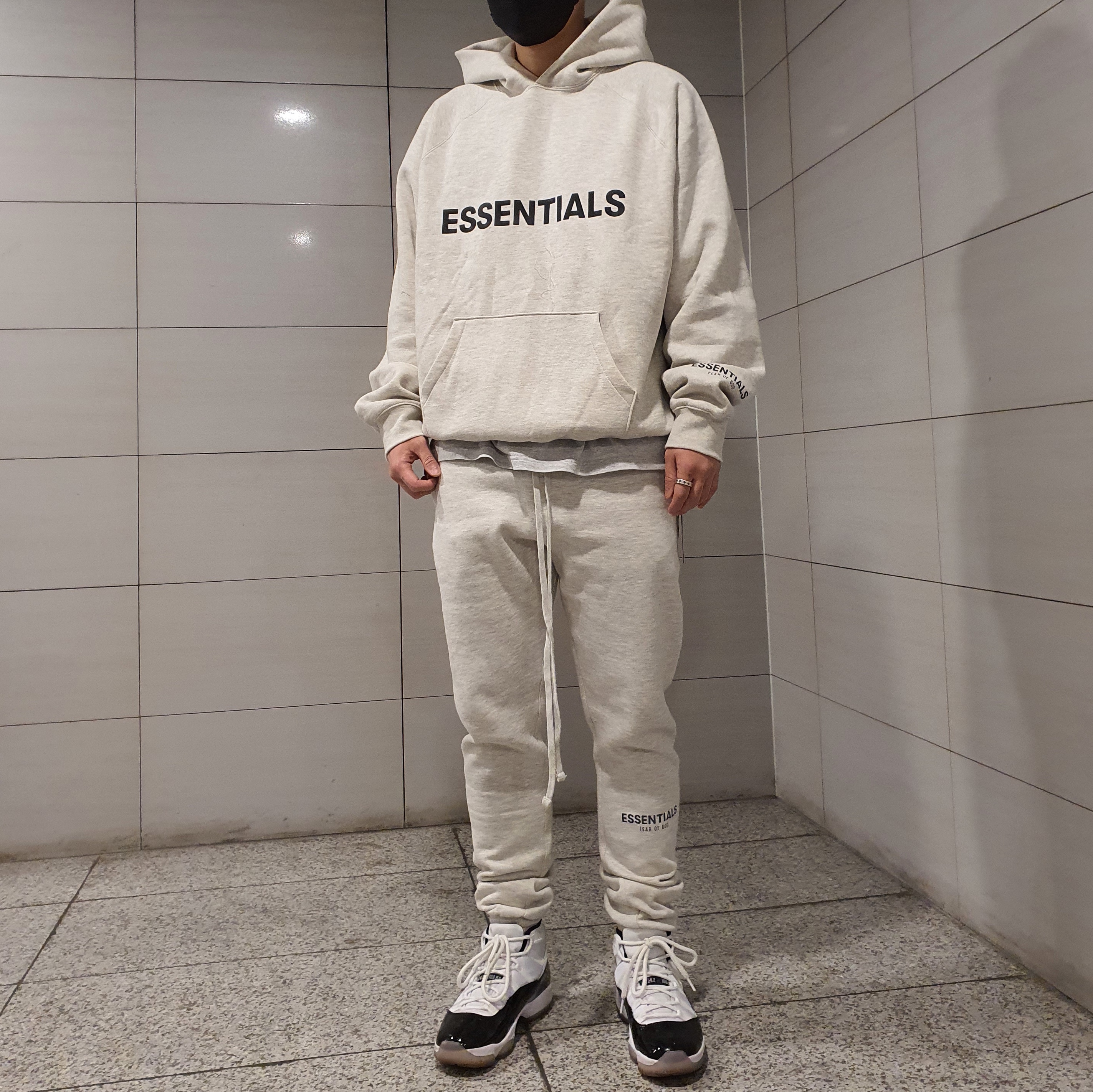 Essentials 3D Silicon Applique Pullover Hoodie Oatmeal/Oatmeal Heather/Light Heather Oatmeal 2020, Essentials Sweatpants Oatmeal/Oatmeal Heather/Light Heather Oatmeal 2020 착용 스타일 - 3