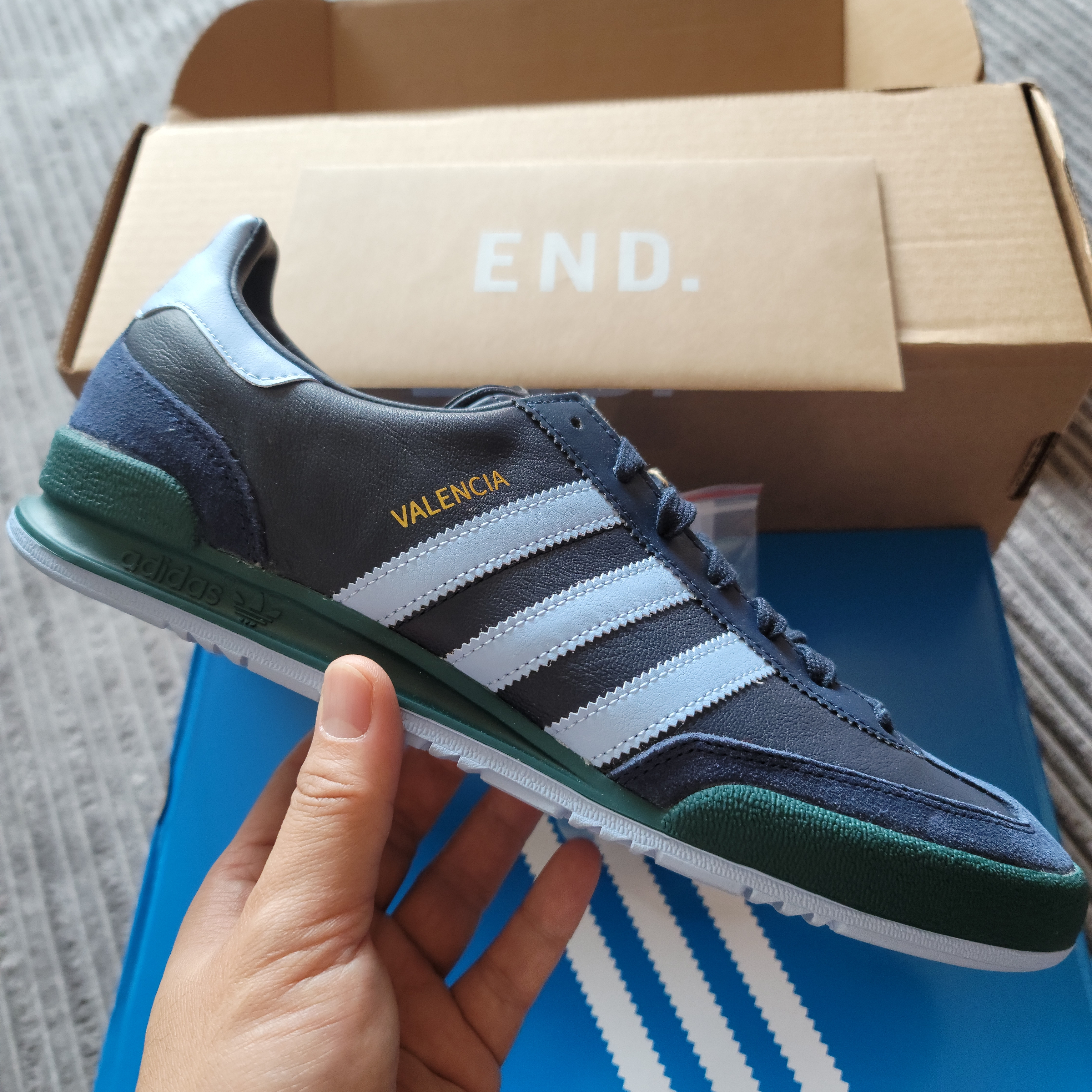Adidas Valencia Collegiate Navy 착용 스타일