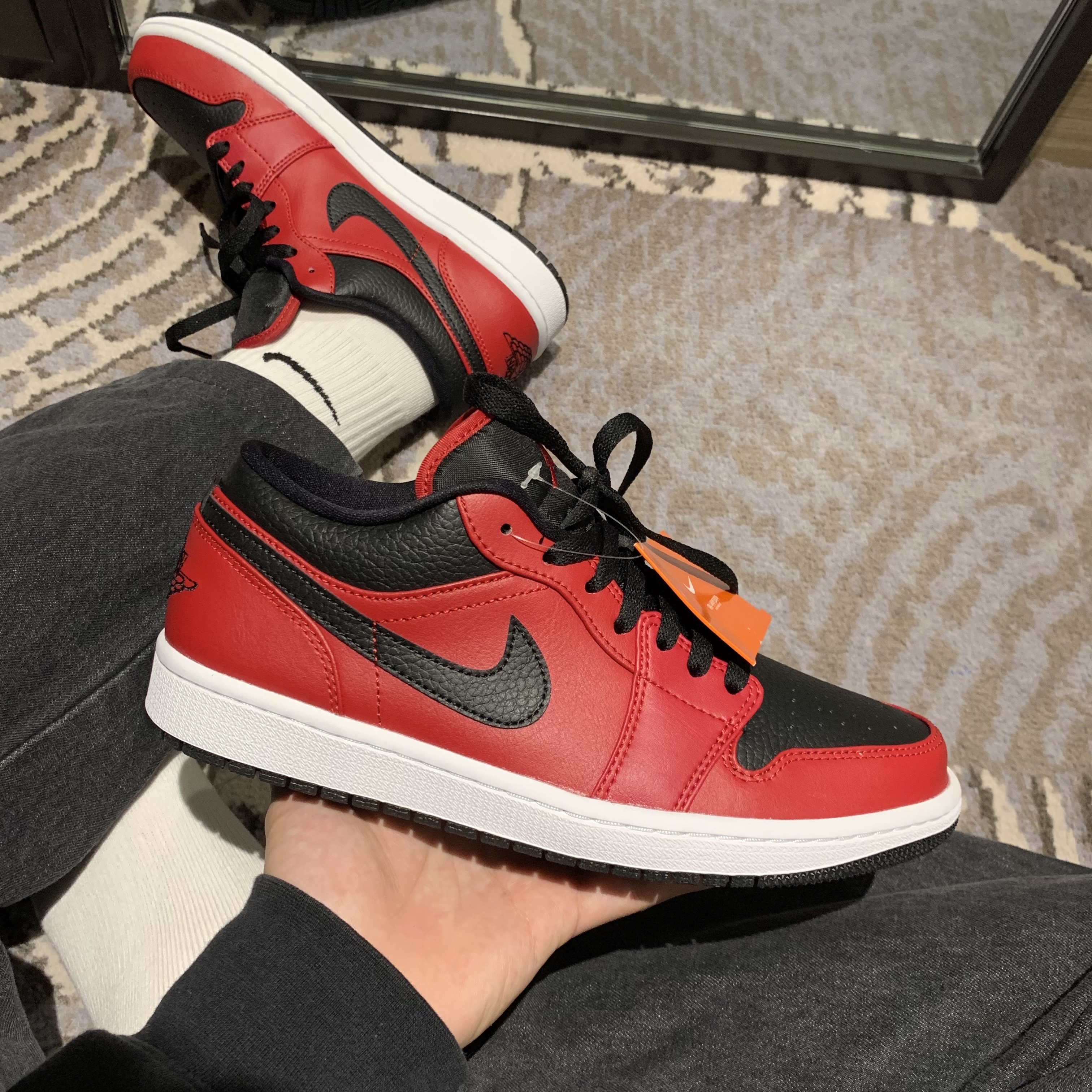 Jordan 1 Low Gym Red Black 착용 스타일 - 1