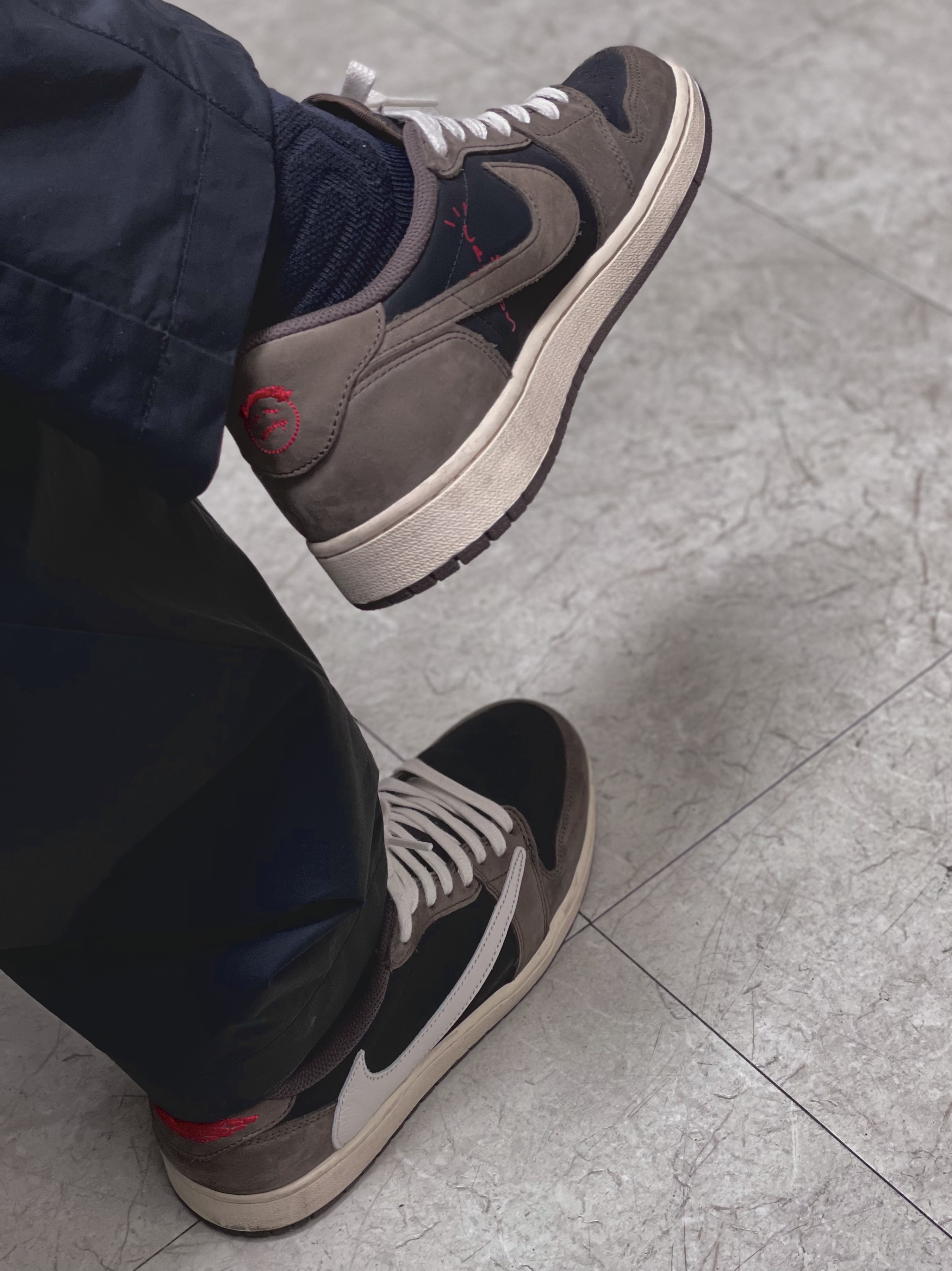 Jordan 1 x Travis Scott Retro Low OG SP Mocha 착용 스타일 - 2