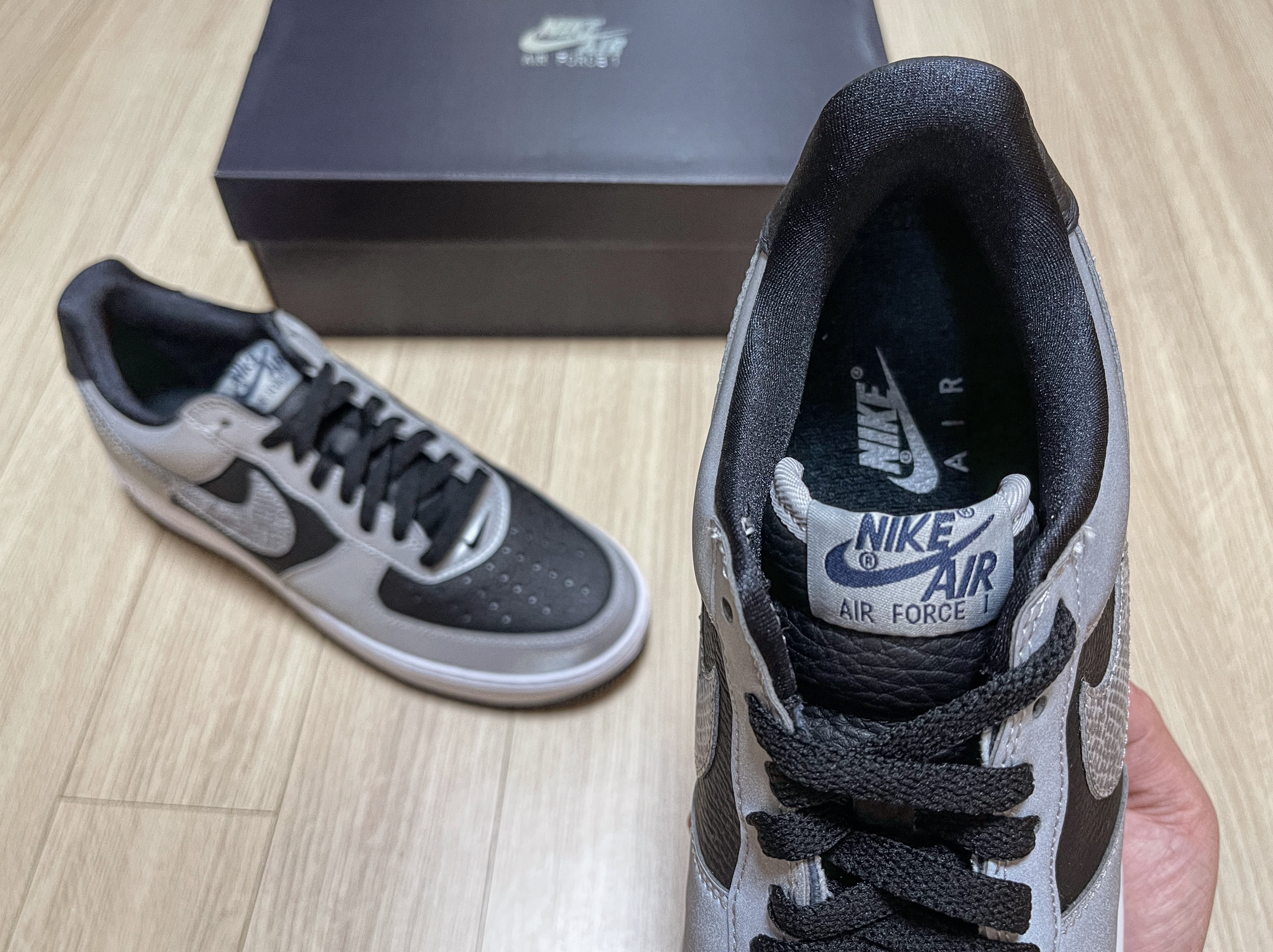 Nike Air Force 1 B Silver Snake 착용 스타일 - 3