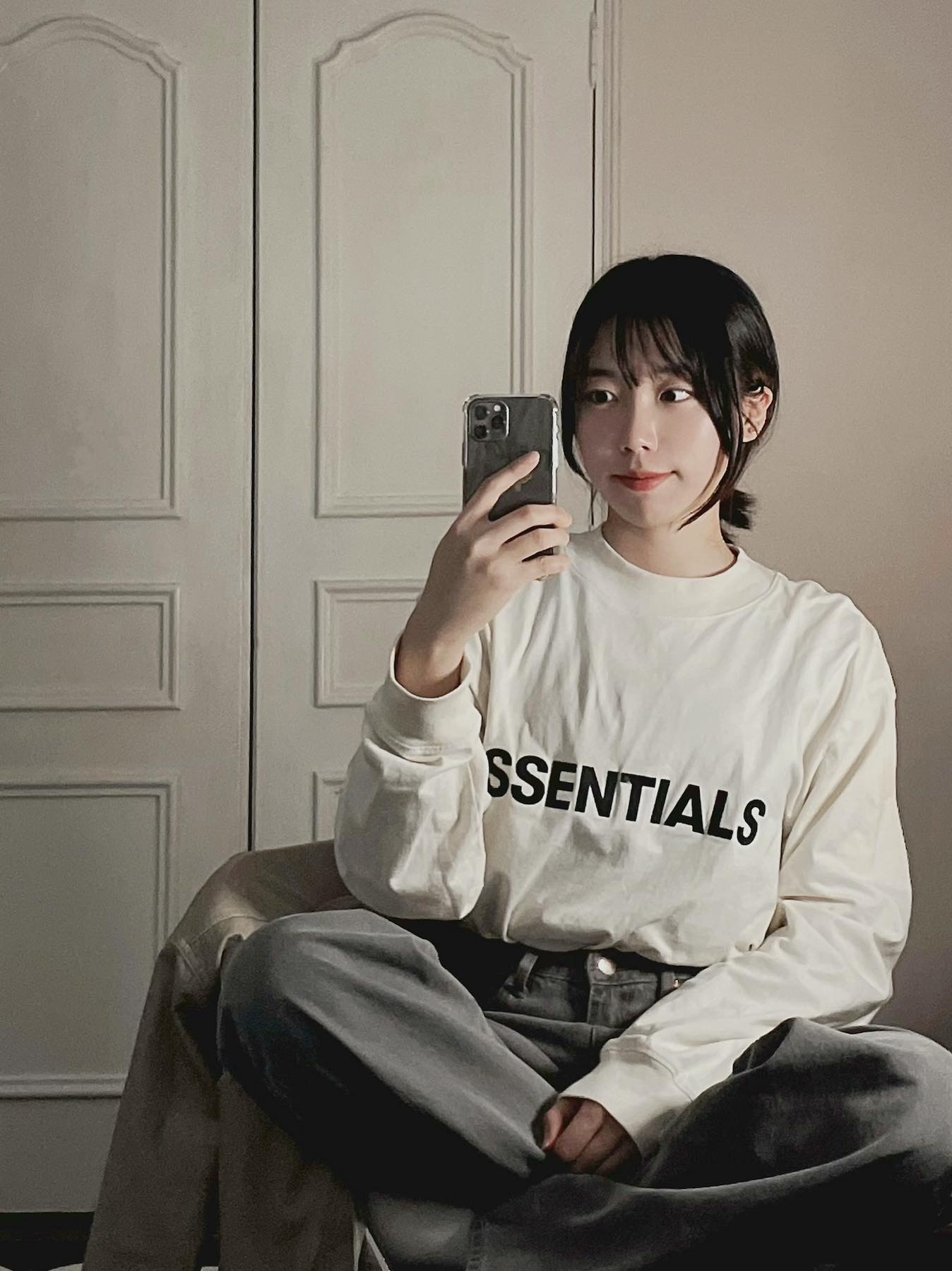 Essentials 3D Silicon Applique Boxy Long Sleeve T-Shirt Buttercream 2020 착용 스타일