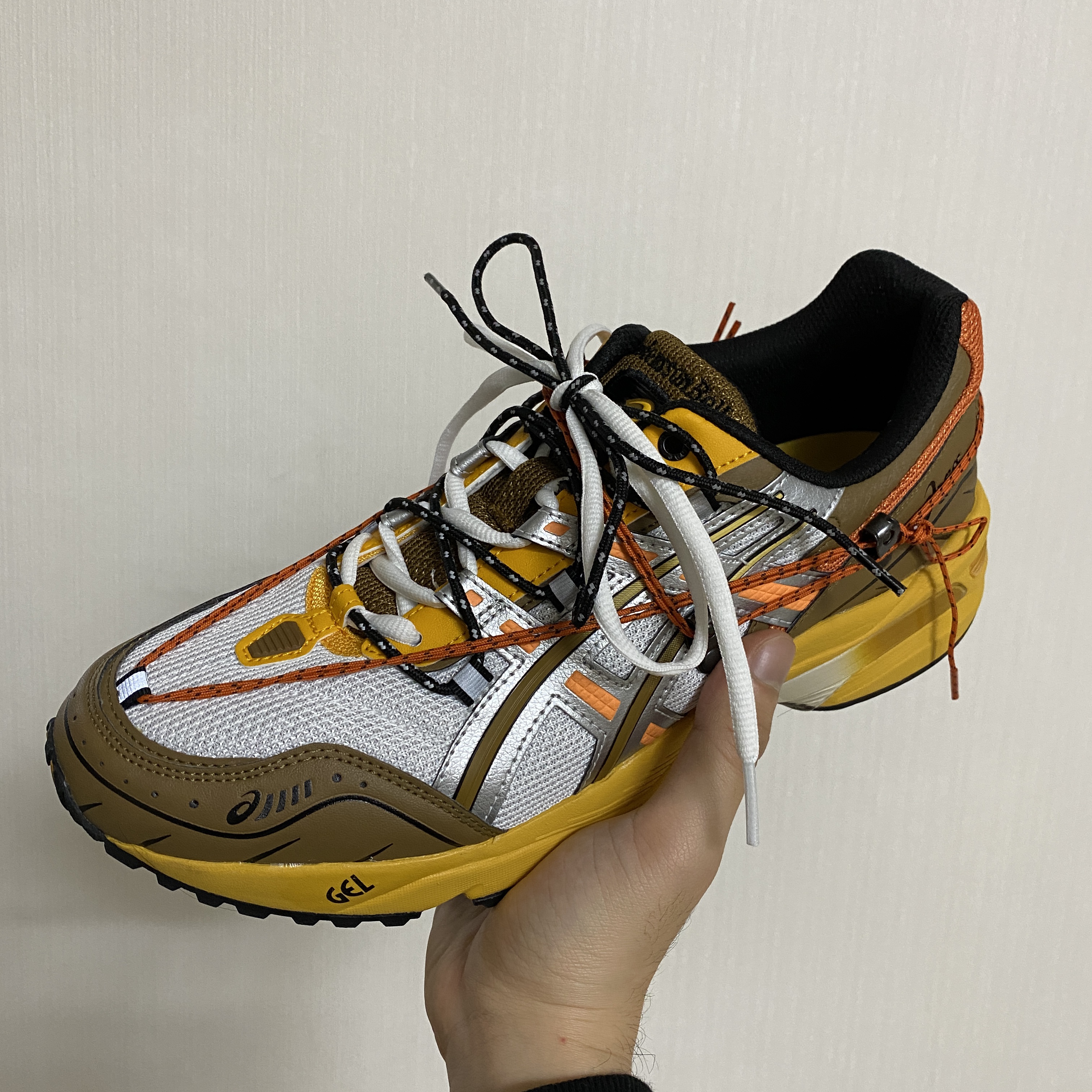 Asics x Andersson Bell Gel-1090 White Orange 착용 스타일 - 1