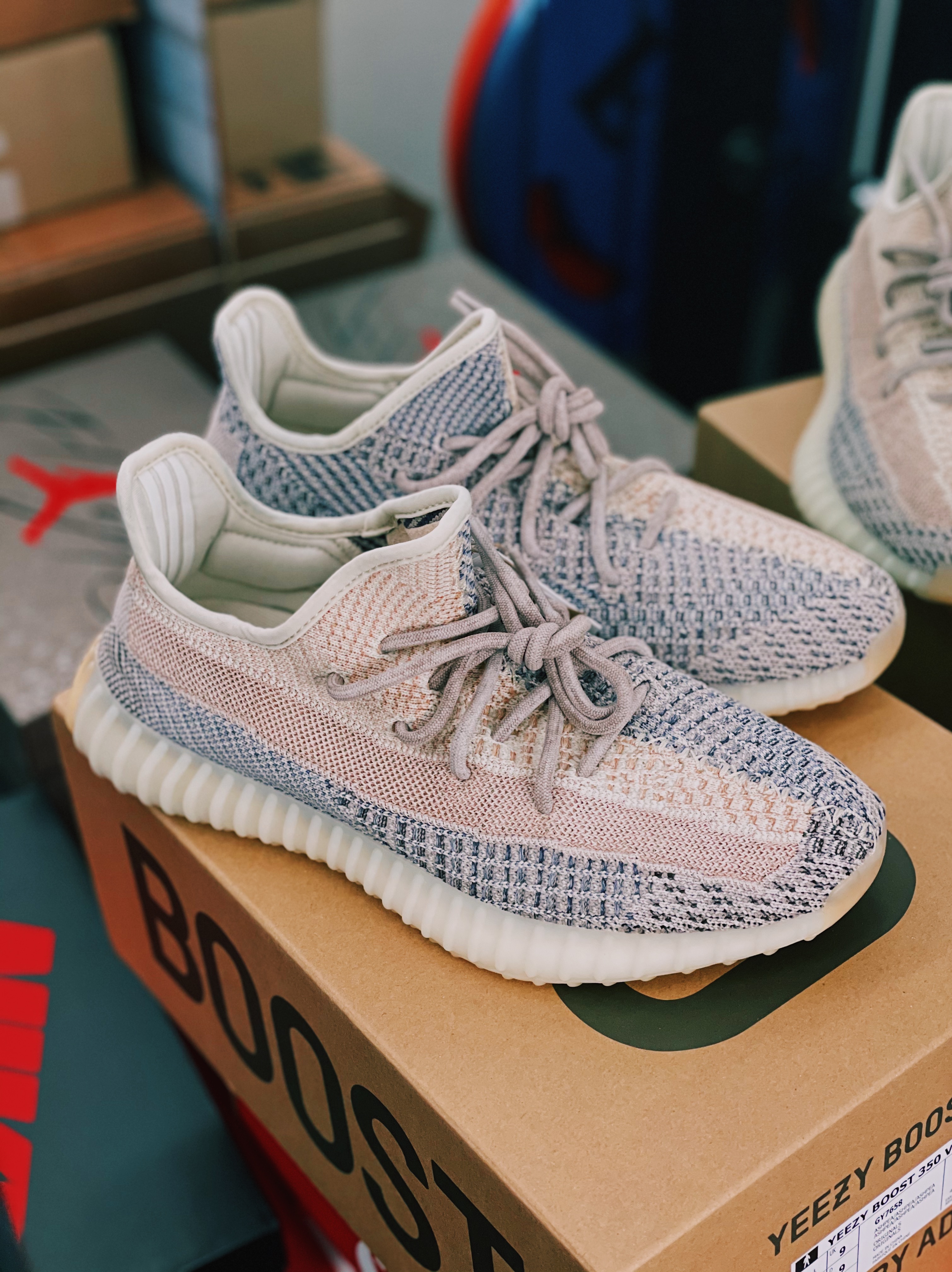 Adidas Yeezy Boost 350 V2 Ash Pearl 착용 스타일 - 2