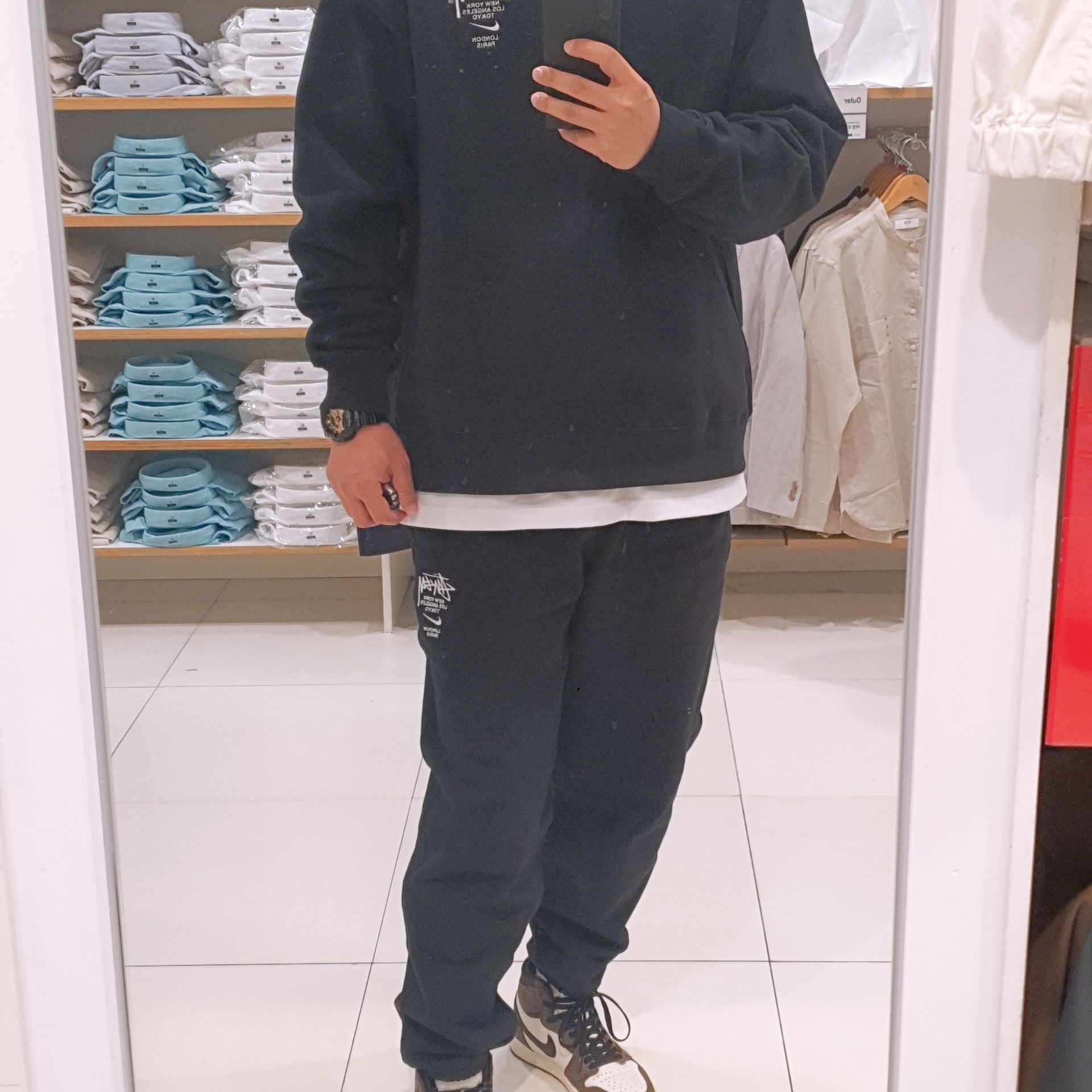 Jordan 1 x Travis Scott Retro High OG SP Mocha, Nike x Stussy NRG ZR Fleece Crewneck Black - Asia 착용 스타일