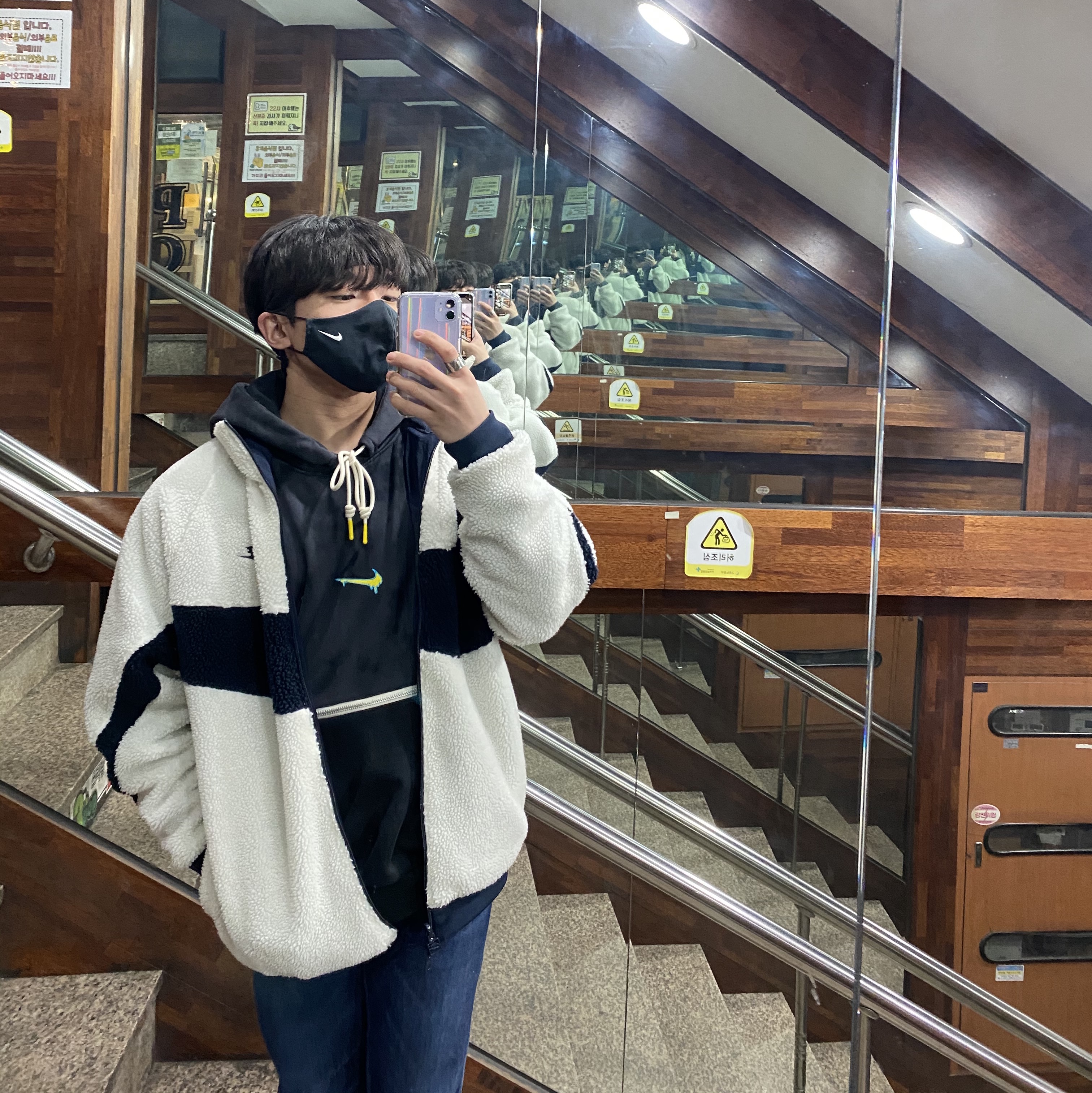 Nike Big Swoosh Full Zip Jacket White Navy 착용 스타일