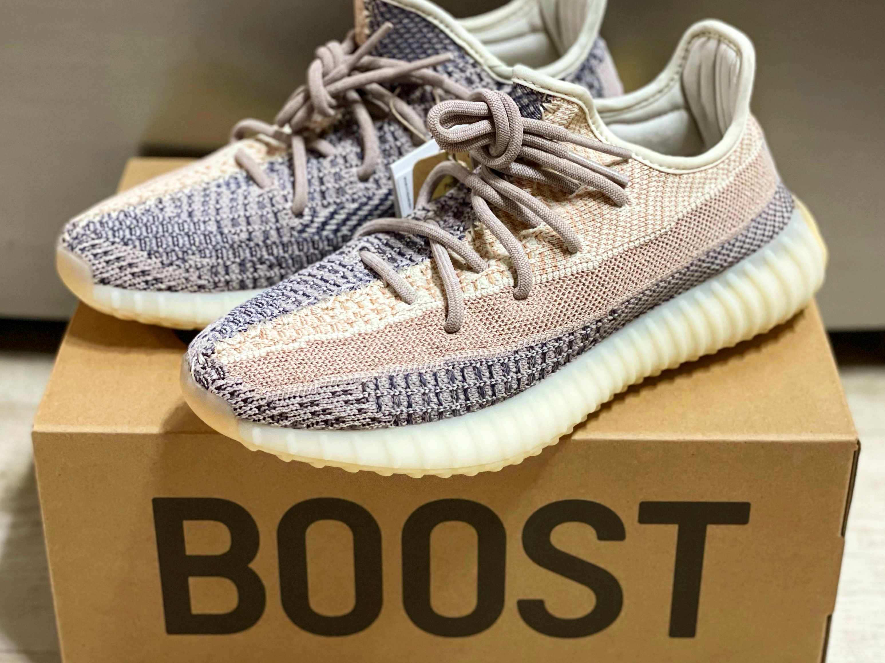 Adidas Yeezy Boost 350 V2 Ash Pearl 착용 스타일