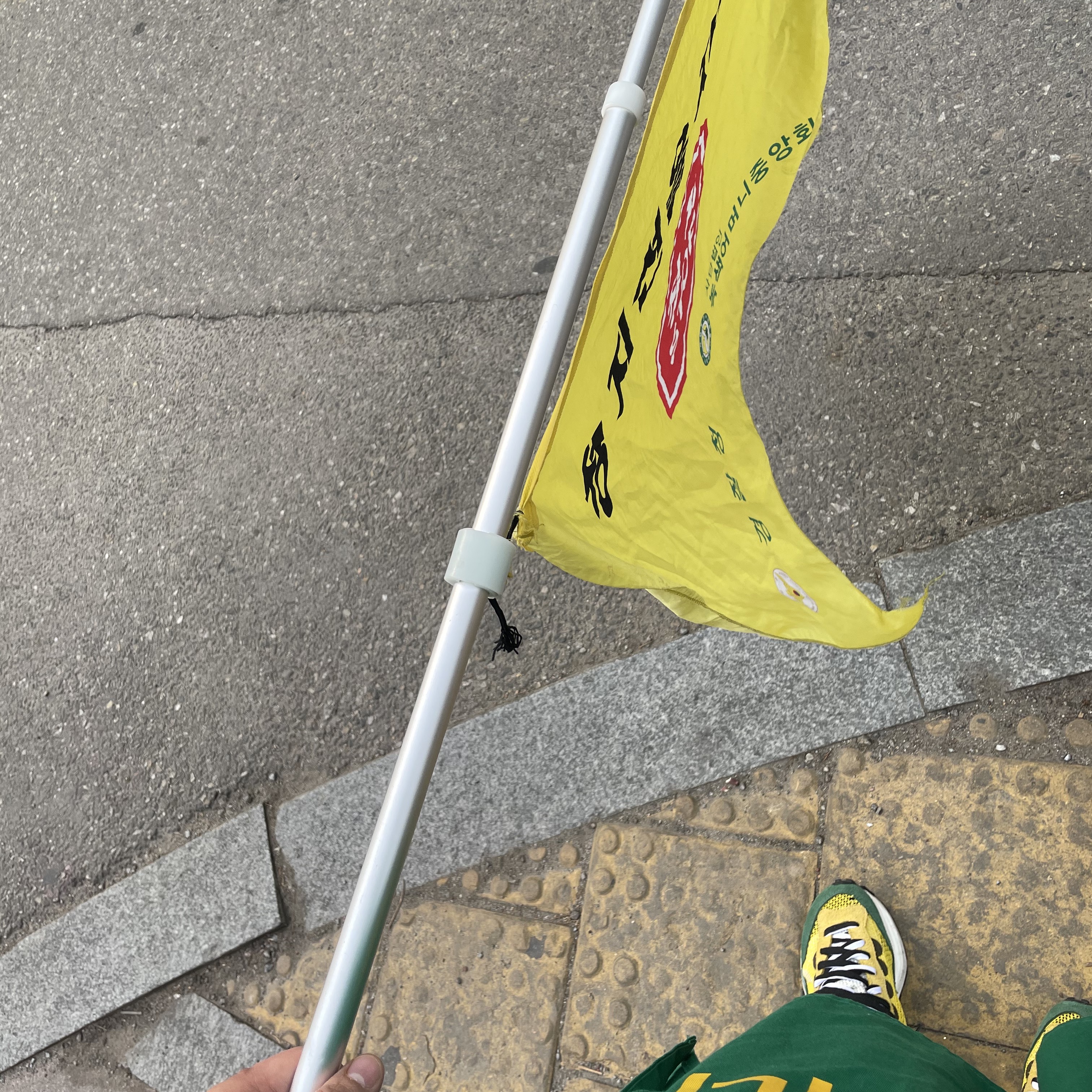 Nike x Sacai VaporWaffle Tour Yellow & Gorge Green Sail 착용 스타일 - 1